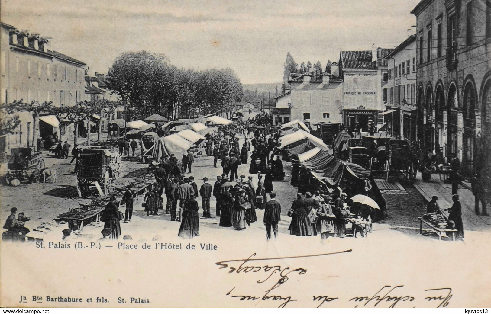 CPA. St-PALAIS ( 64 ) - Place De L'Hôtel De Ville - Jour De Marché - Très Animée - Carte Précurseur - Daté 1902 - BE - Saint Palais