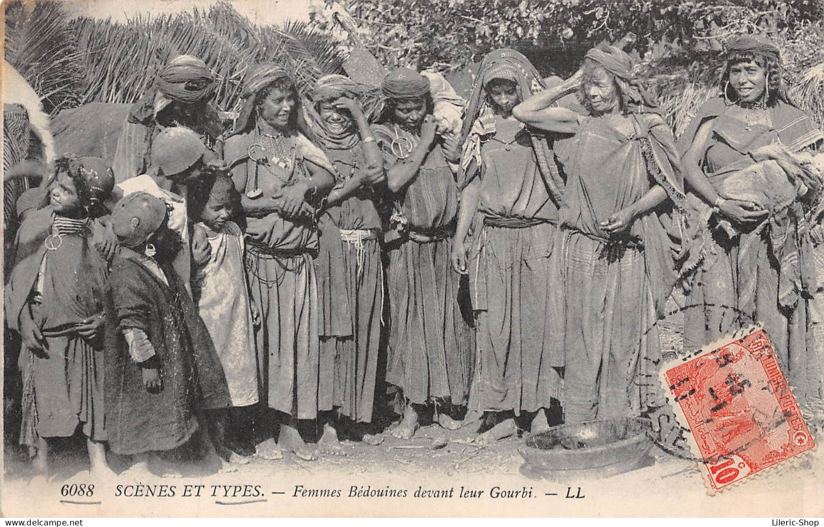 SCÈNES ET TYPES CPA ± 1910 ▬ FEMMES BÉDOUINES DEVANT LEUR GOURBI ▬ ÉDIT. LL N°6088 - Tunisie