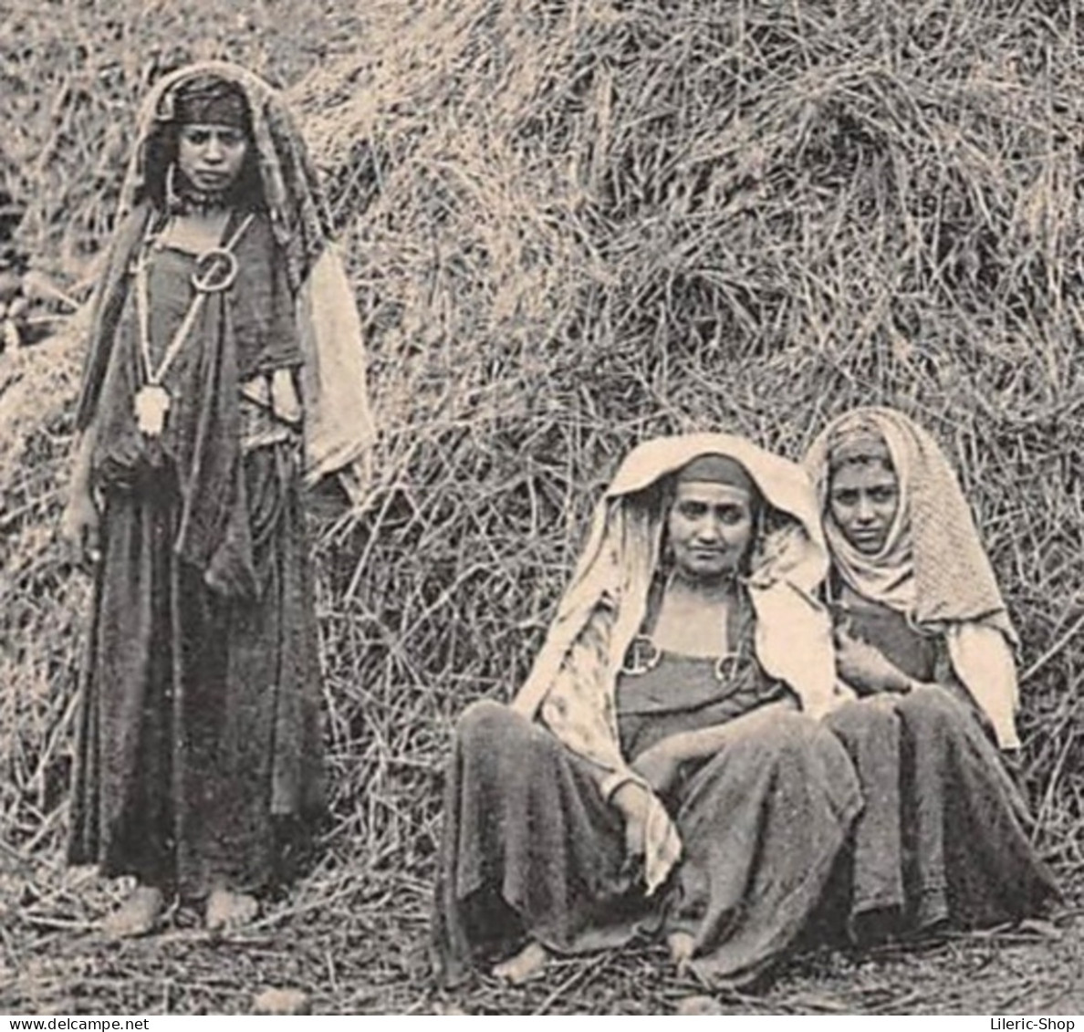 CPA ± 1910 GOURBI FEMMES BERBÈRES # BIJOUX - KHAMSA(JUDAICA ) #  ÉDIT. ND N°74 T - Judaika