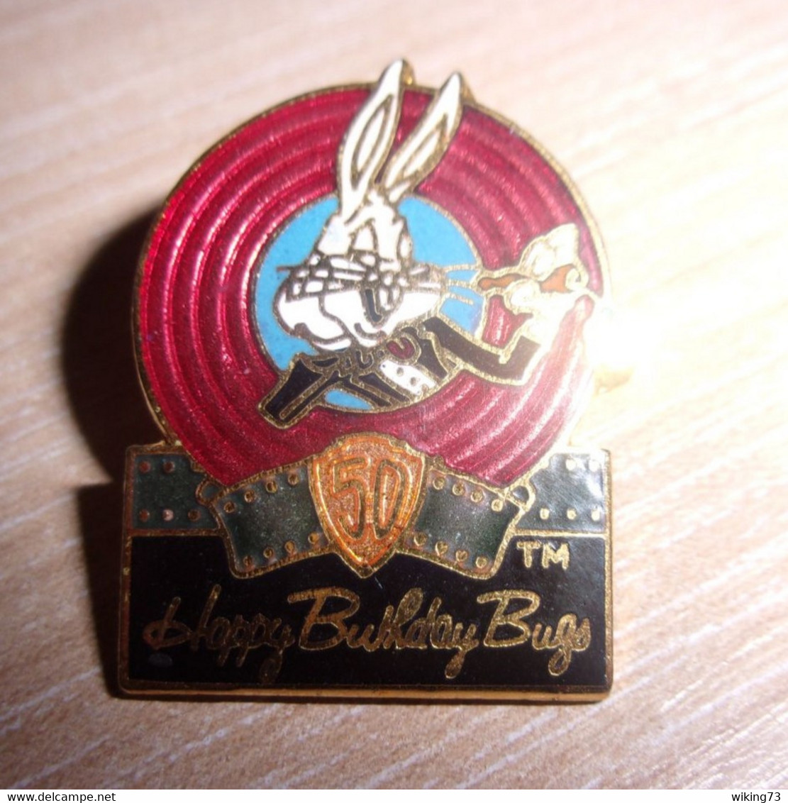 Pin's Anniversaire Des 50 Ans De Bugs Bunny - Warner Bros. Cartoons - Dessin Animé - Lapin - Looney Tunes - Cinéma