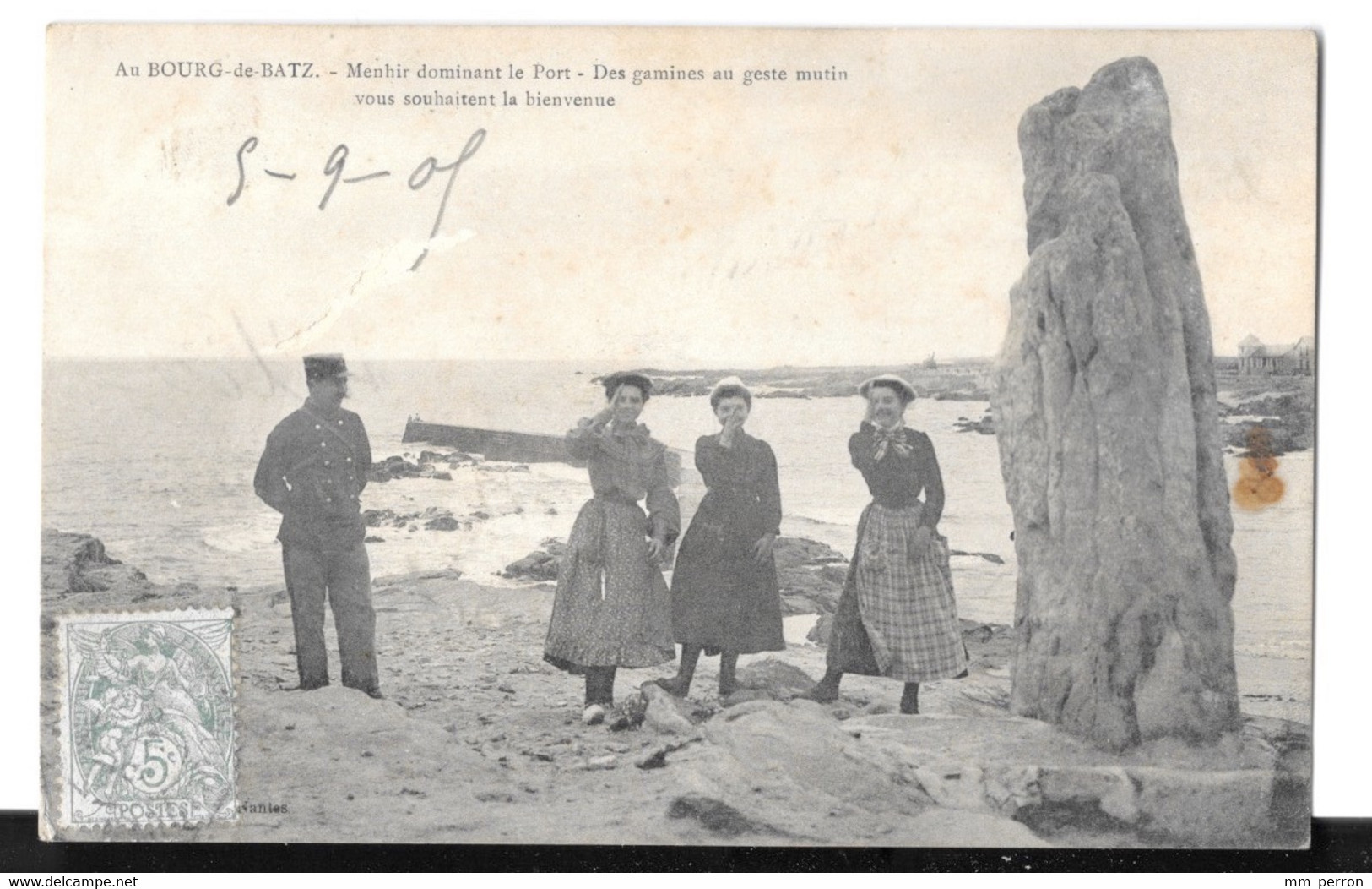 (32277-44) Bourg De Batz - Menhir Dominant Le Port - Des Gamines Au Geste Mutin - Batz-sur-Mer (Bourg De B.)