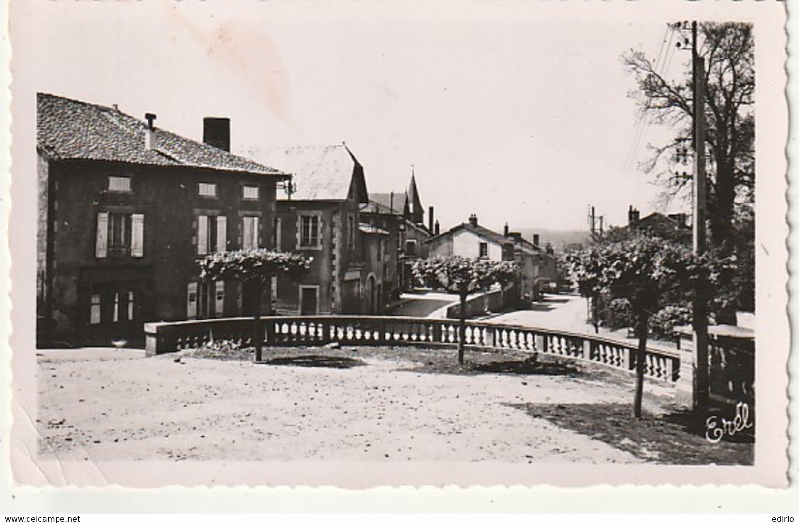 ***  87  ***   MEZIERES SUR ISSOIRE Patie Du Bourg Vue Du Champ De Foire  Neuve TTB - Meziere Sur Issoire