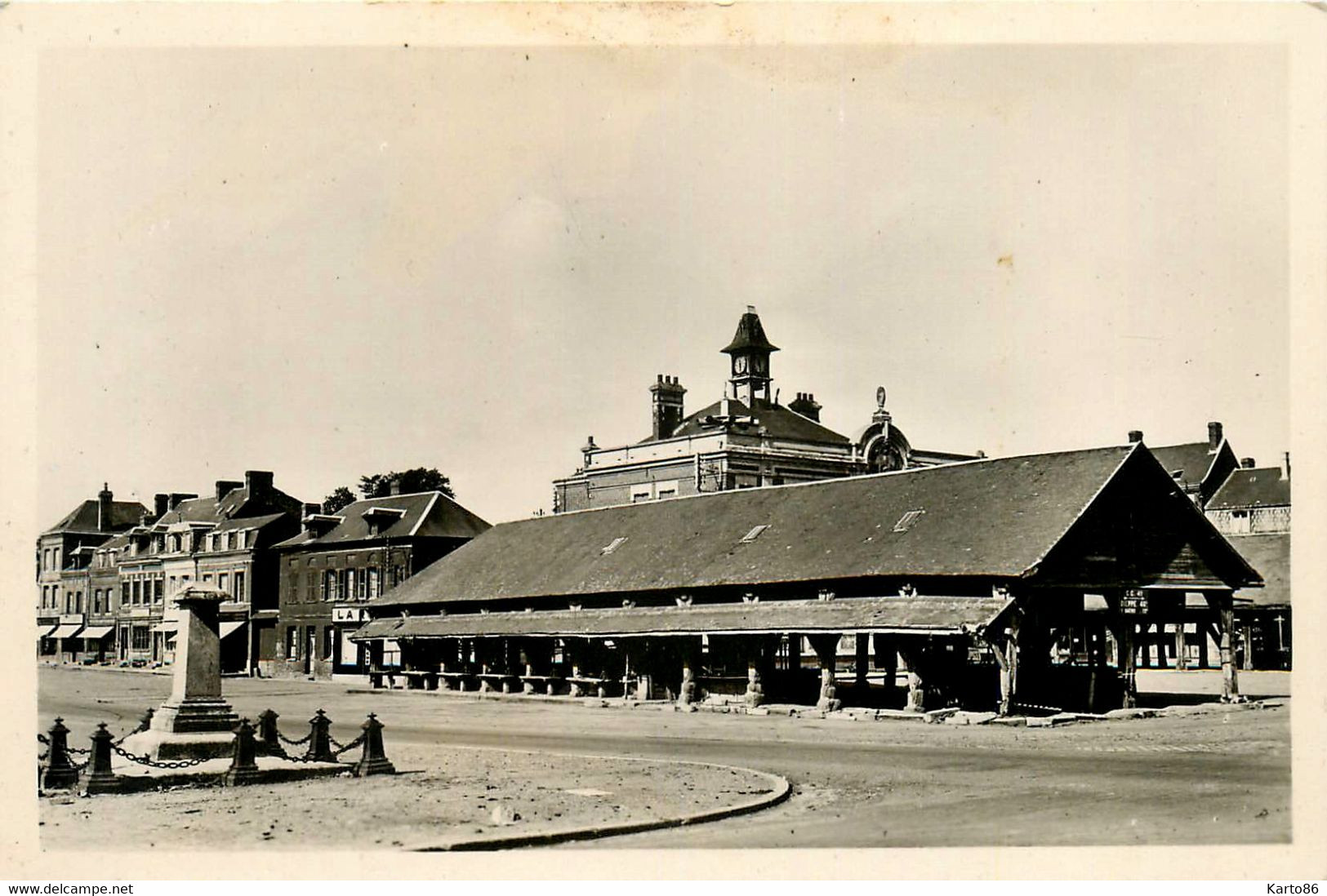 Buchy * La Place Et Les Halles * Halle - Buchy