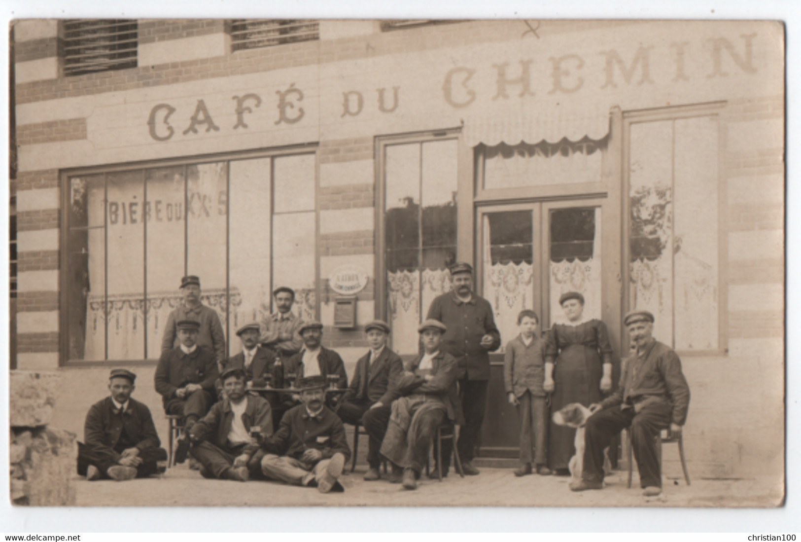 CARTE PHOTO : CAFE DU CHEMIN DE FER ? - A. ATRUX CAMIONNAGE - CHEMINOTS CHEMINS DE FER DE L' EST ? ( SUR CASQUETTE ) -dd - To Identify