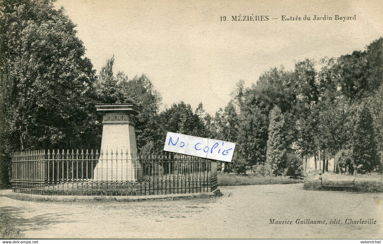 MEZIERES.  Entrée Du Jardin Bayard ( Reste Le Socle De La Statue De Bayard) - Charleville