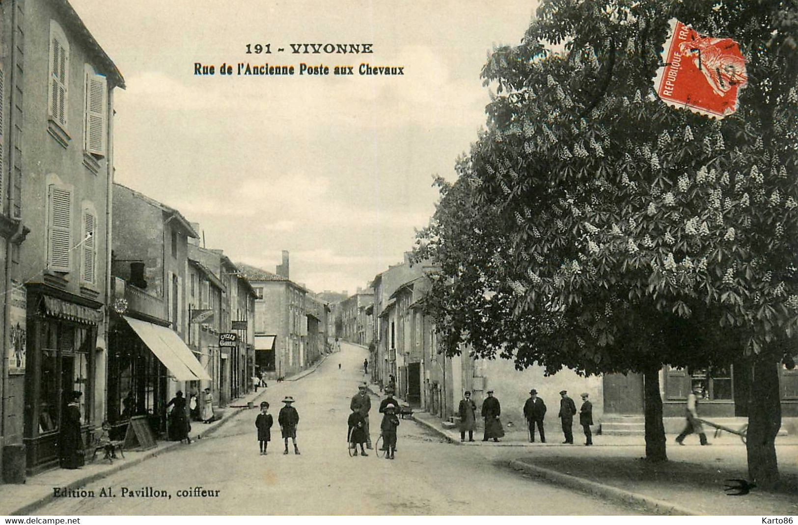 Vivonne * Rue De L'ancienne Poste Aux Chevaux * Commerces Magasins - Vivonne