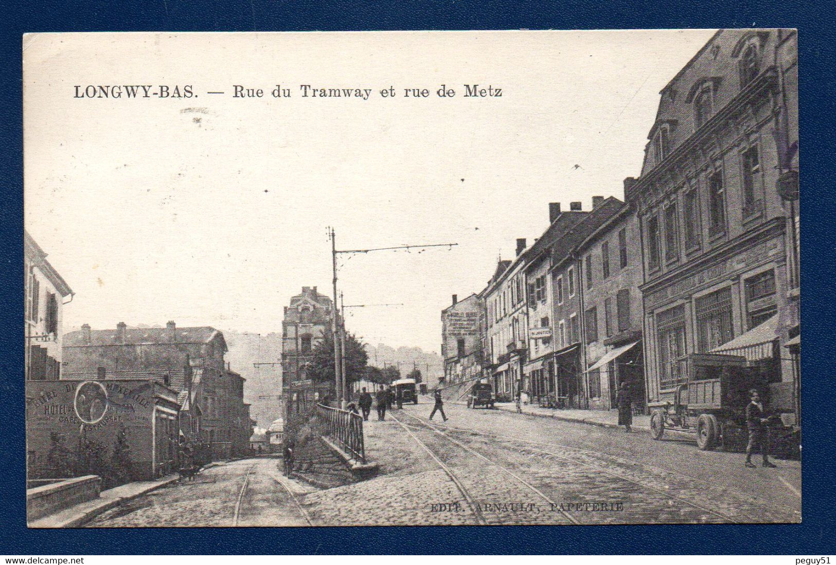 54. Longwy- Bas. Rue Du Tramway  Et Rue De Metz. Passants Et Camions. Pub Bières De Maxéville. Hôtel De La Paix.1929 - Longwy