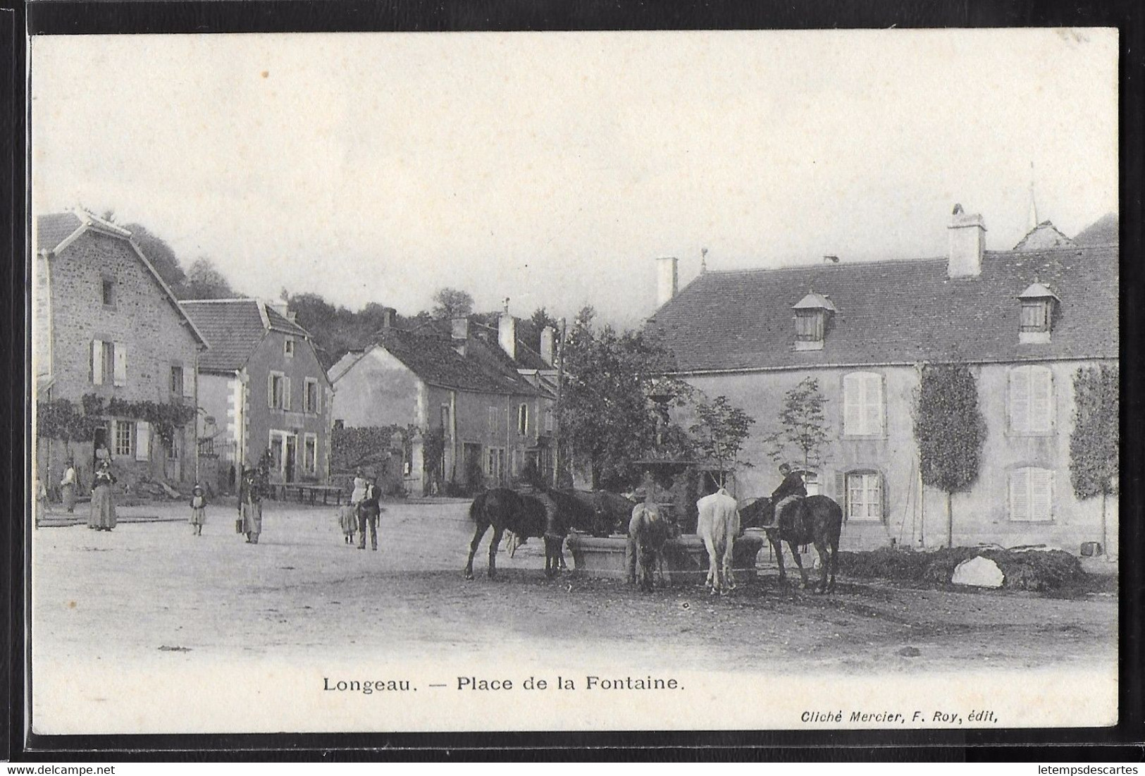 CPA 52 - Longeau, Place De La Fontaine - Le Vallinot Longeau Percey