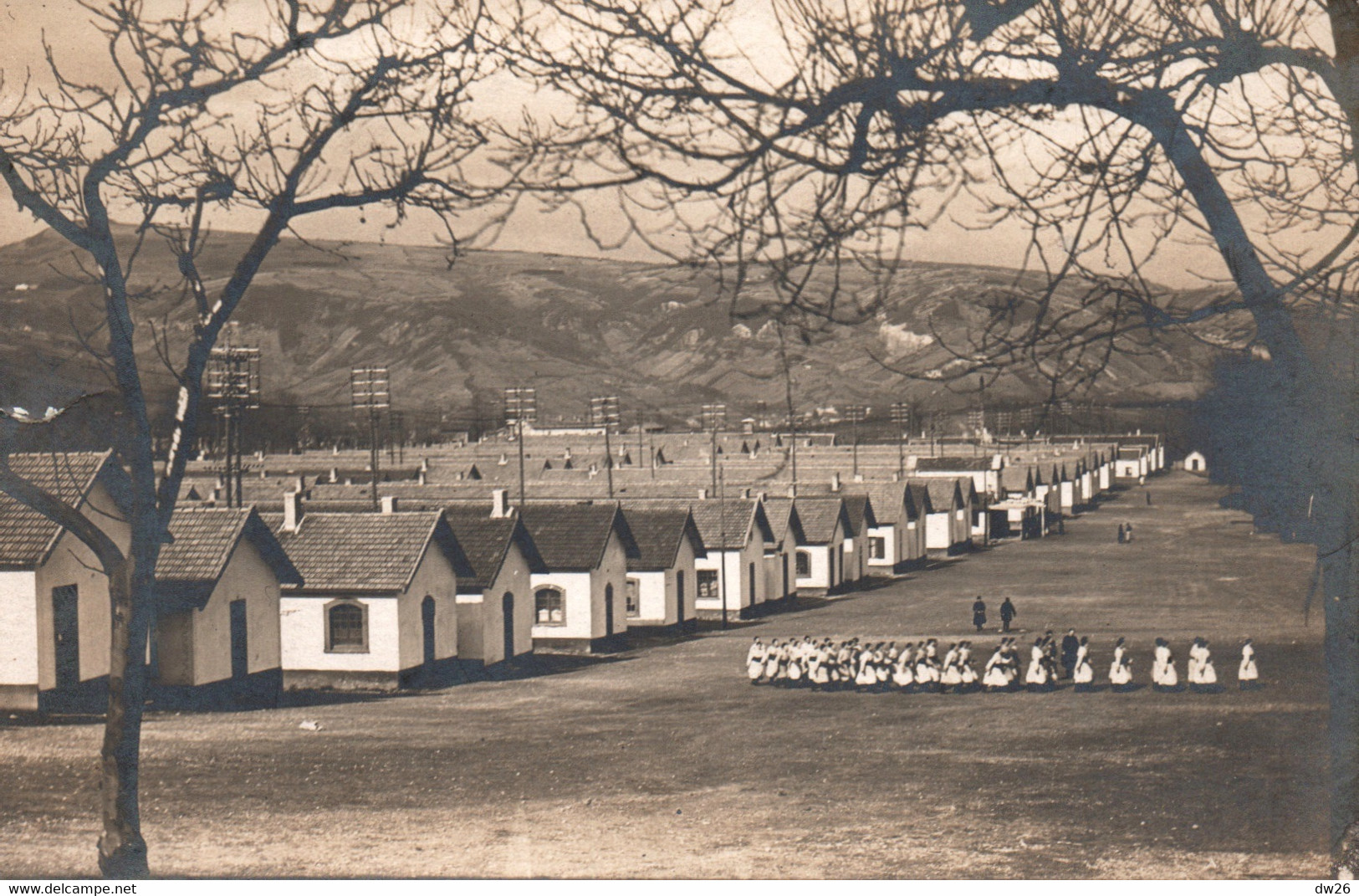 Caserne - Camp De Sathonay (Ain) Vue Générale, Les Zouaves En Exercice - Photo Henry - Carte Non Circulée - Casernes