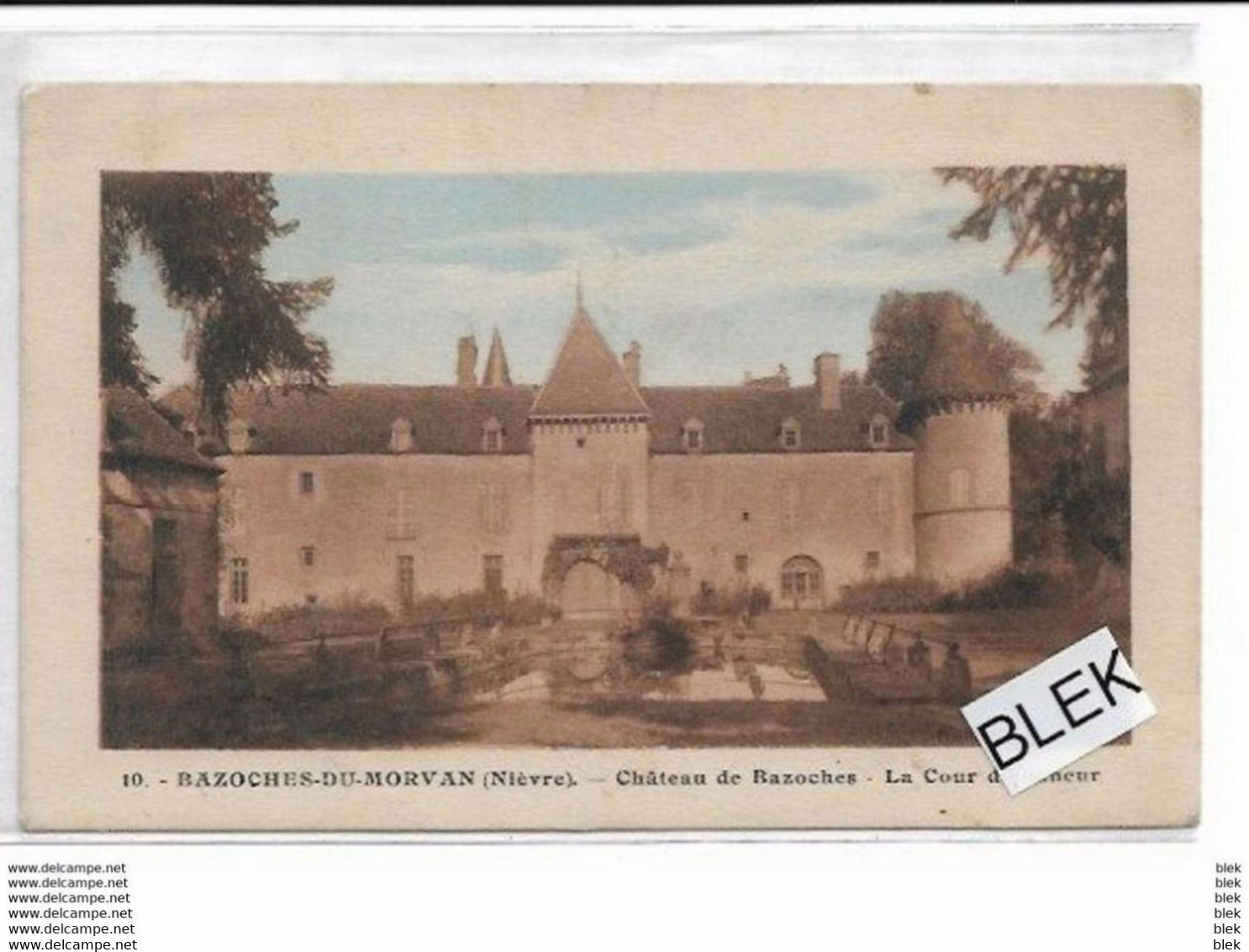 58 . Nièvre : Bazoches Du Morvan : Le Chateau . La Cour D ' Honneur . - Bazoches
