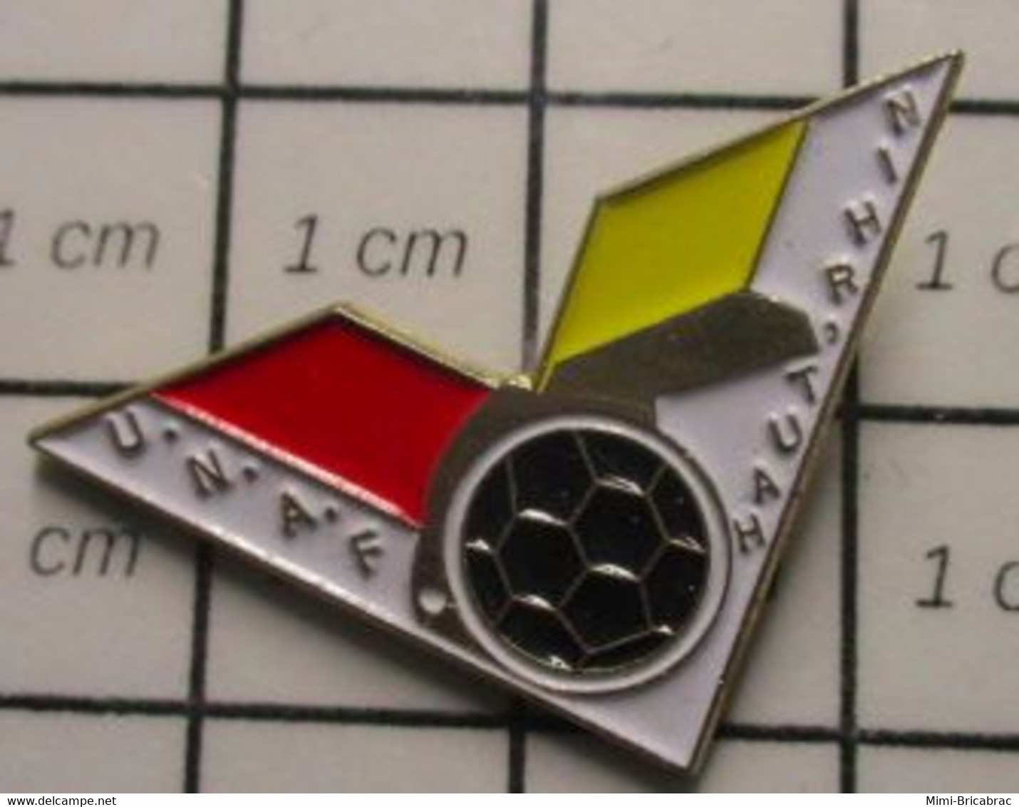 611A Pin's Pins / Beau Et Rare / THEME : SPORTS / FOOTBALL ARBITRES UNAF HAUT-RHIN - Football