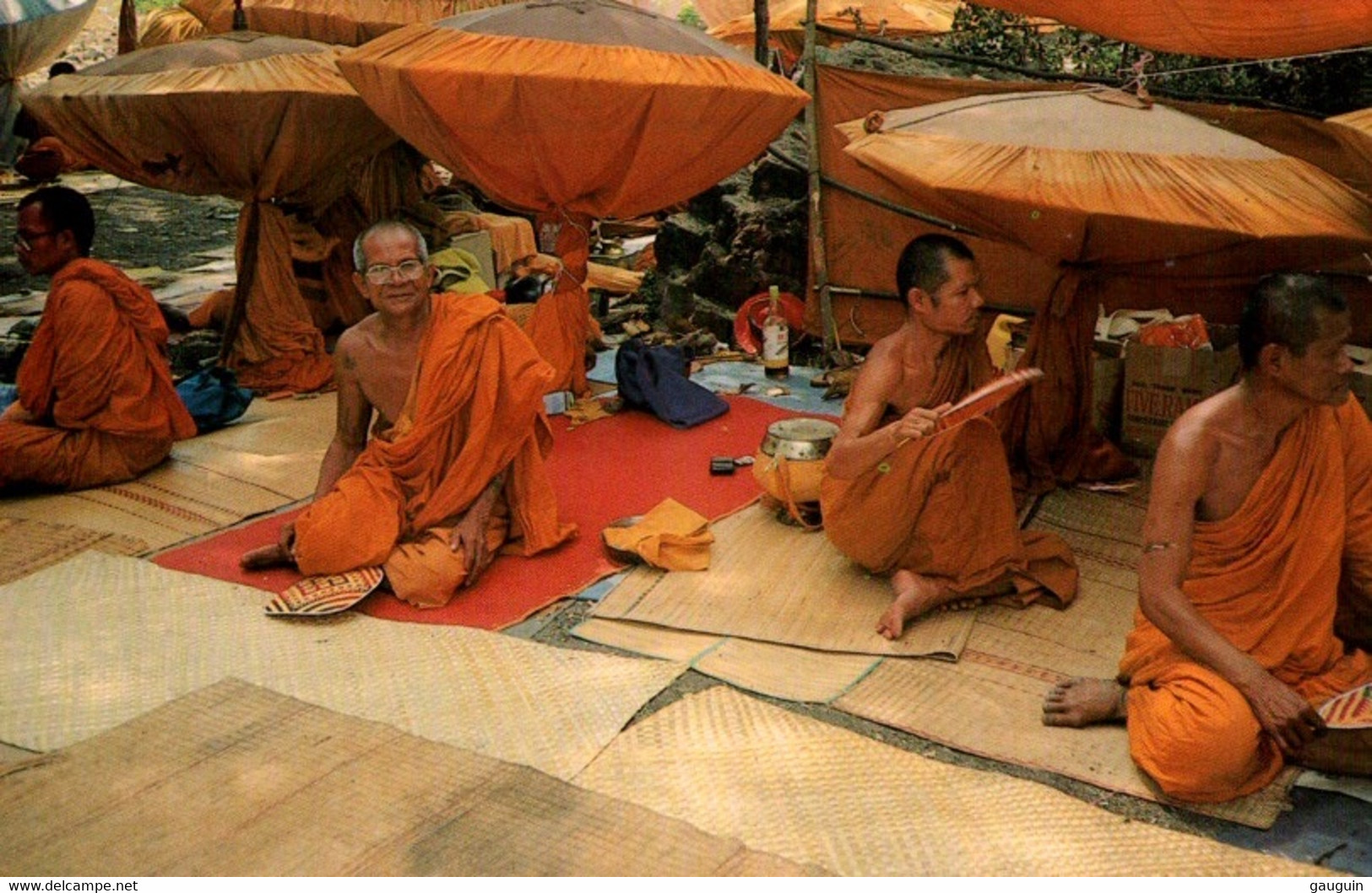 CPM - BOUDDHISME - THAÏLANDE - SARABURI - Moines Bouddhistes   ... - Buddismo