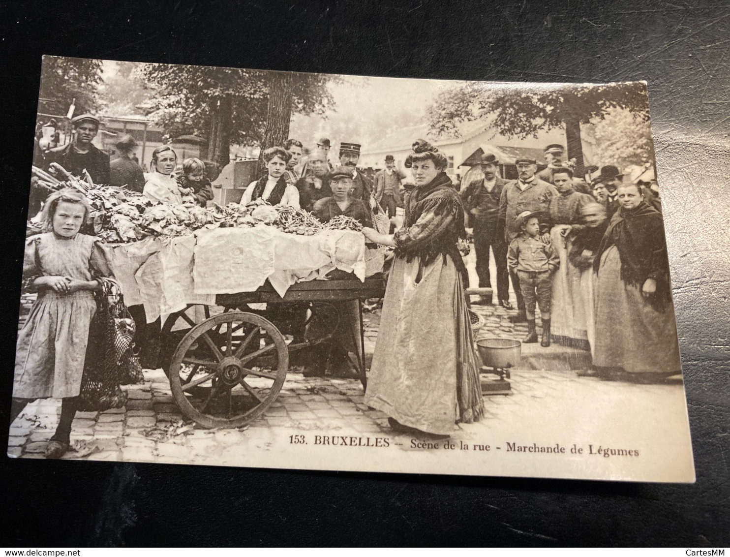 Bruxelles Marche Scène De La Rue Marchande De Légumes 153 - Markten