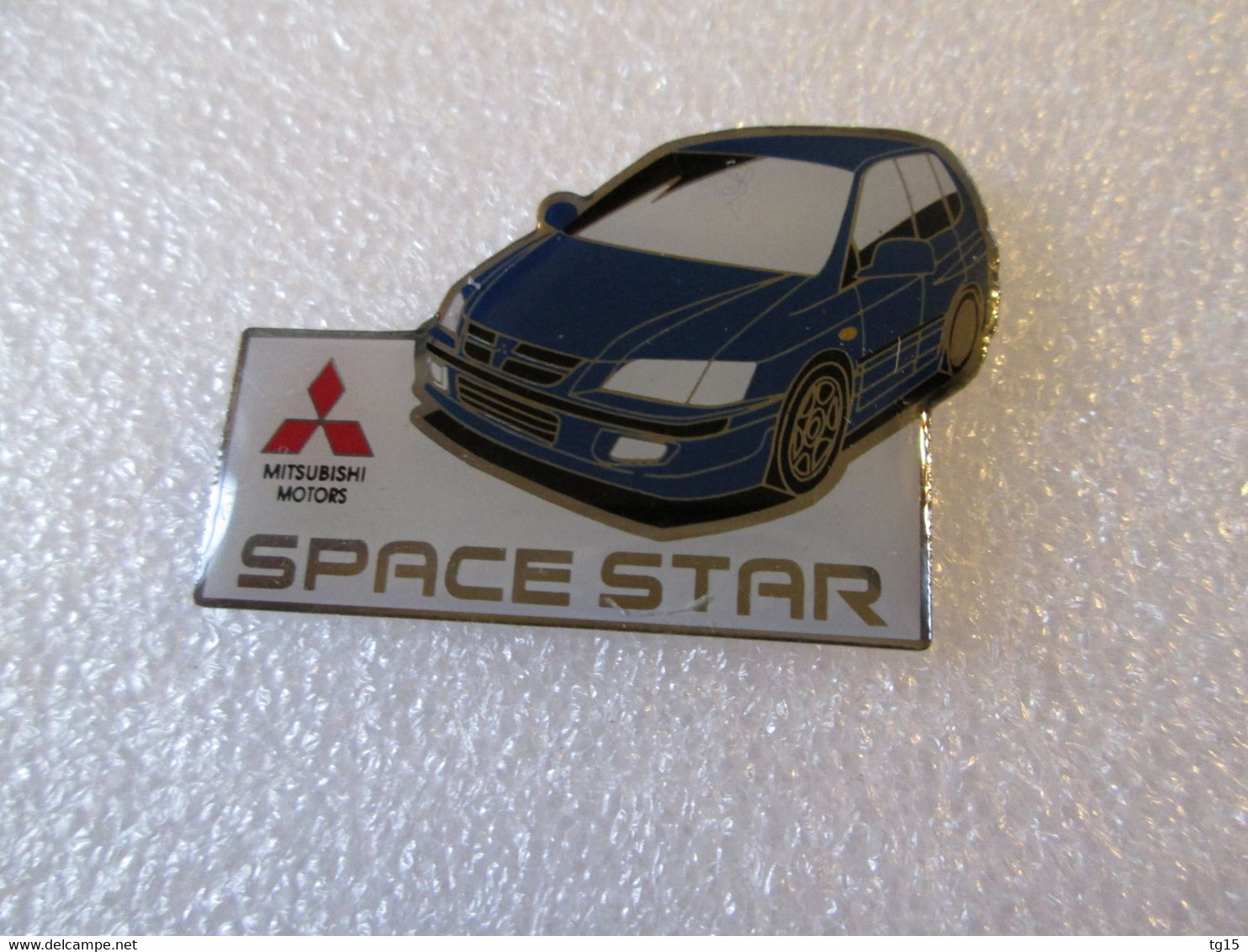 PIN'S    MITSUBISHI   SPACE STAR - Mitsubishi