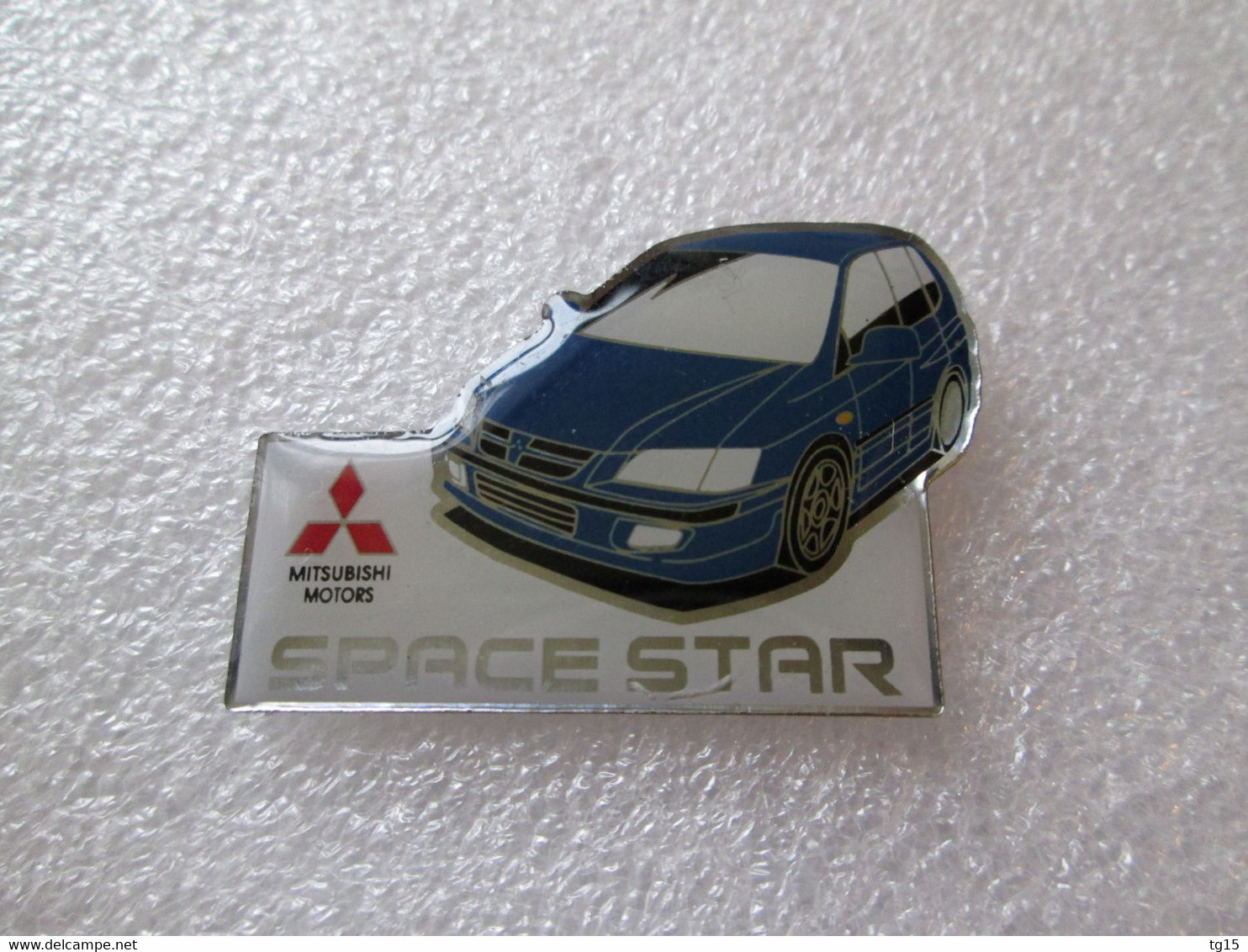 PIN'S    MITSUBISHI   SPACE STAR - Mitsubishi