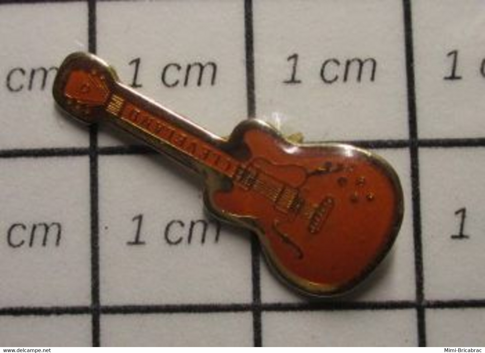 2217 Pin's Pins / Beau Et Rare / THEME MUSIQUE / PETITE GUITARE COULEUR +ou- CARAMEL - Musique