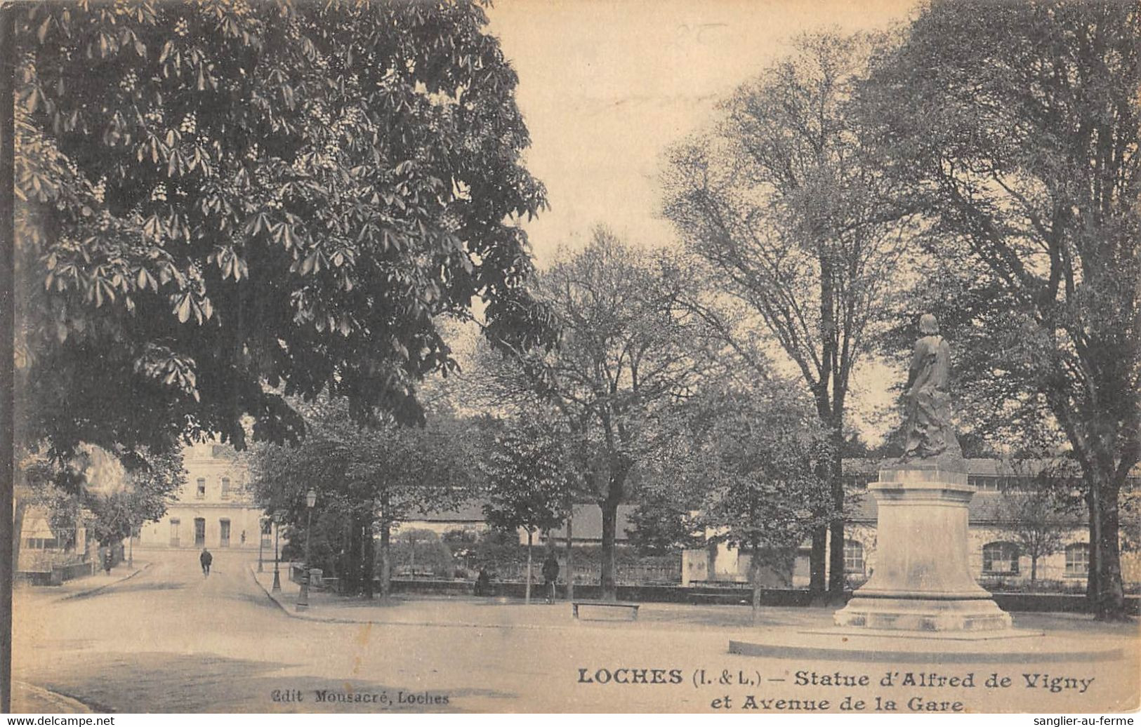 CPA 37 LOCHES STATUE ALFRED DE VIGNY ET AVENUE DE LA GARE - Loches