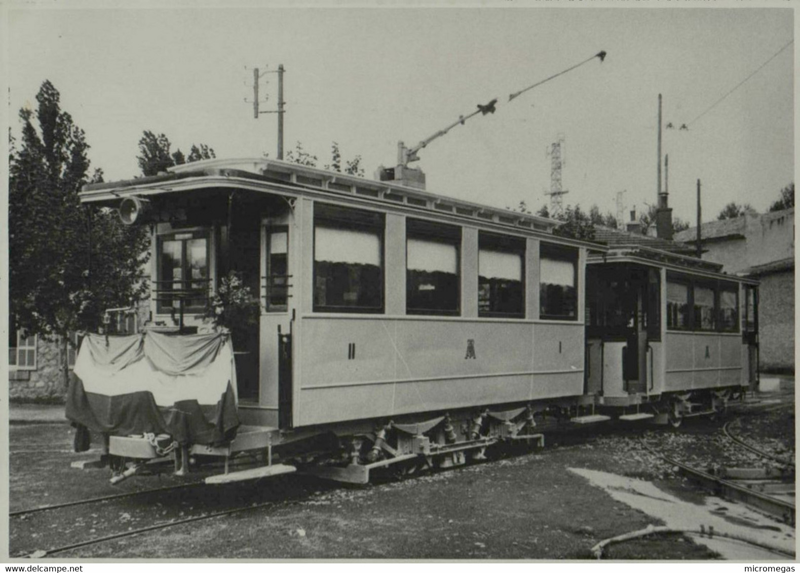 Reproduction - AIX-en-PROVENCE - Tramway Orné De Drapeaux - Treinen