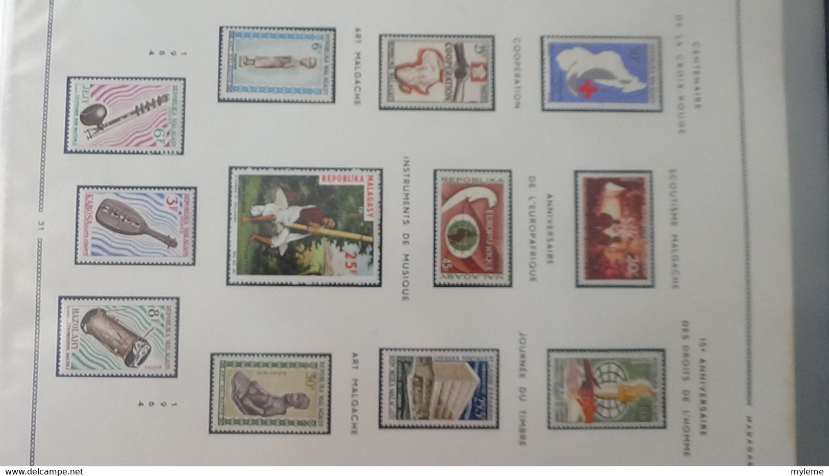 AD65 Collection en classeur de timbres et blocs ** et * de Haute Volta, Madagascar et Mali ...  A saisir !!!