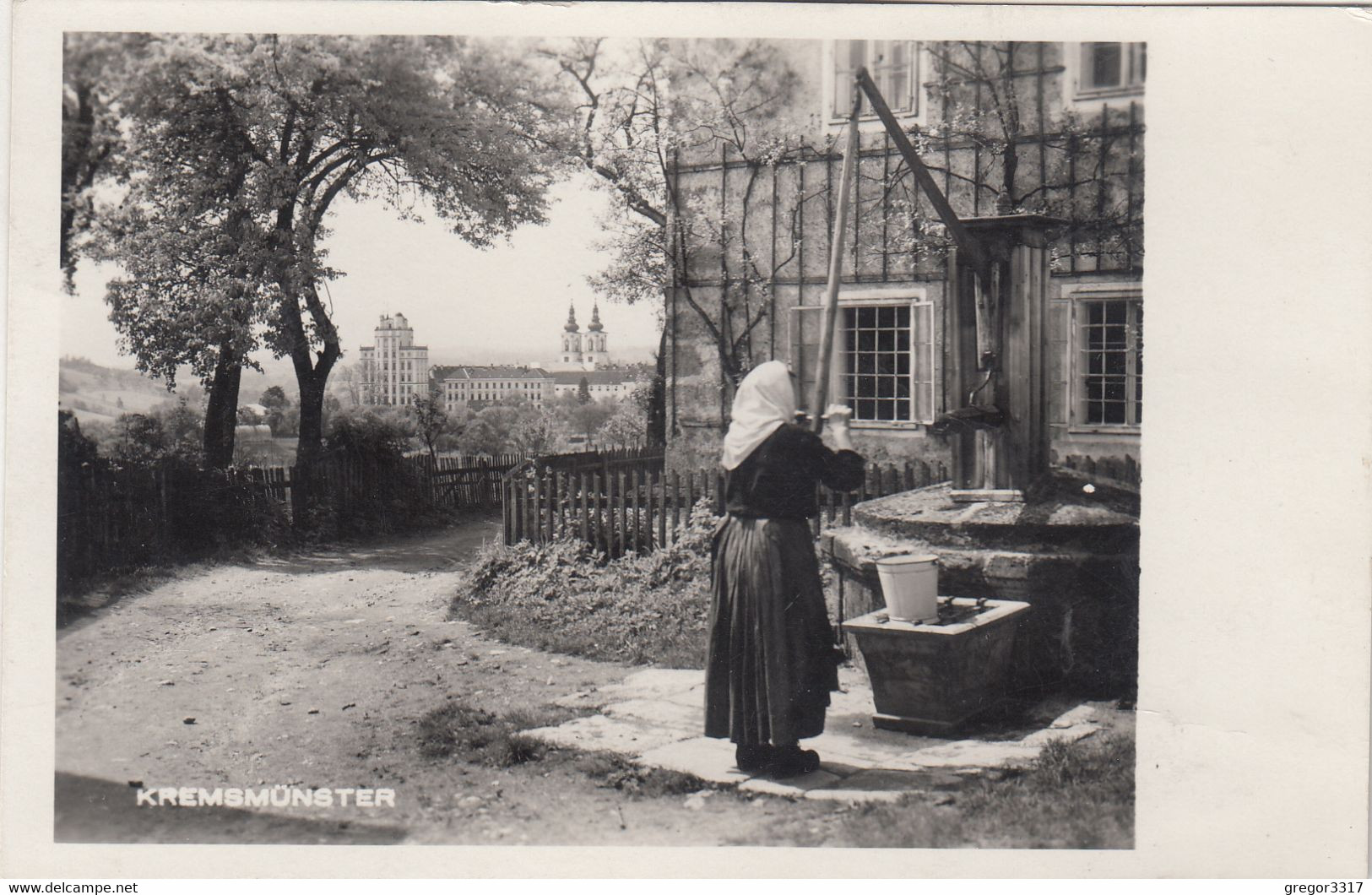 B151) KREMSMÜNSTER - Tolle Ansicht Straße Mit Haus U. Frau Mit Kopftuch Am BRUNNEN - Blick Auf Stadt ALT ! 1936 - Kremsmünster