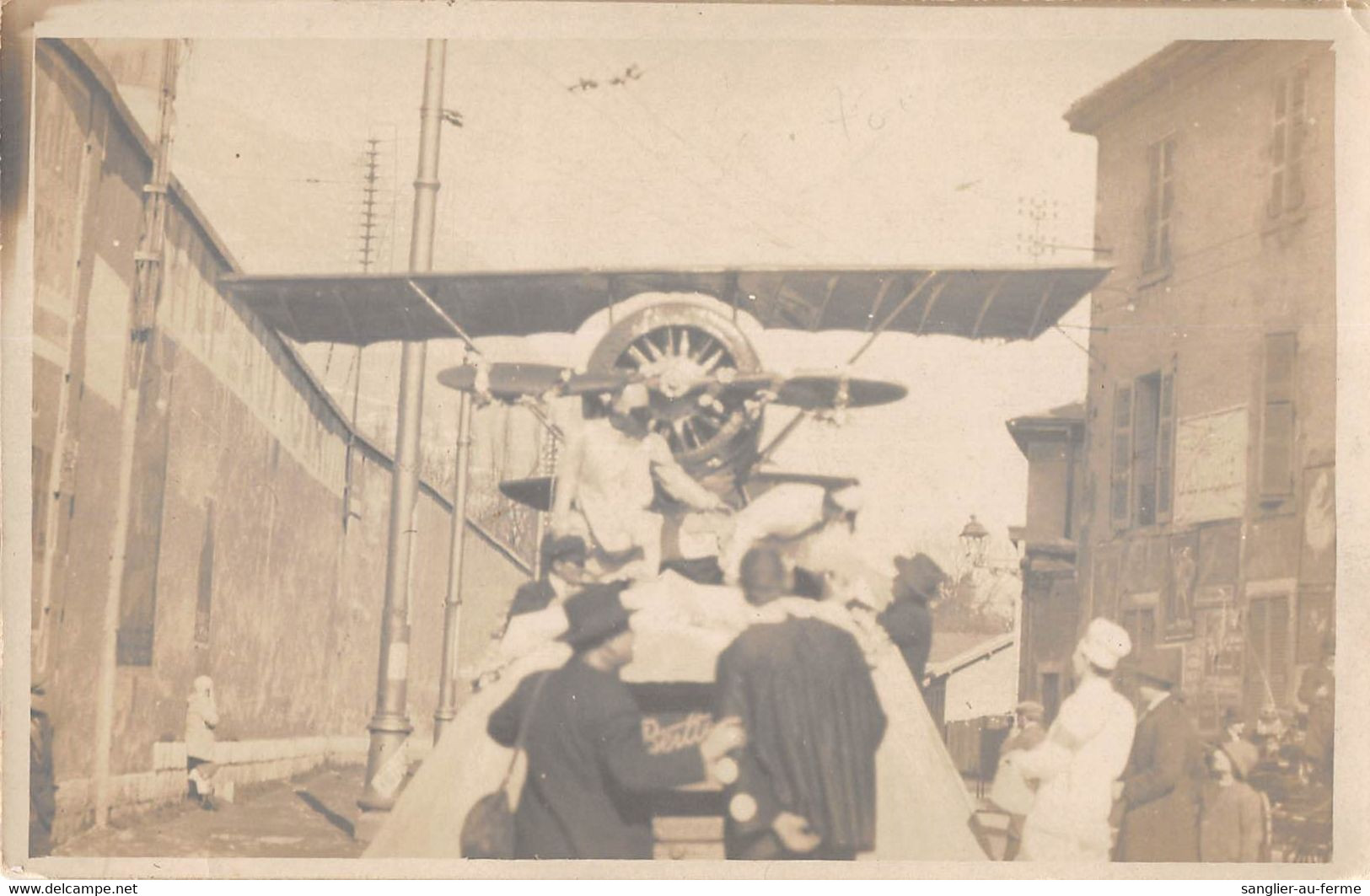 CPA 38 GRENOBLE CARTE PHOTO SITUEE CARNAVAL 1925 AVEC UN AVION COMME CHAR (voir Verso - Grenoble