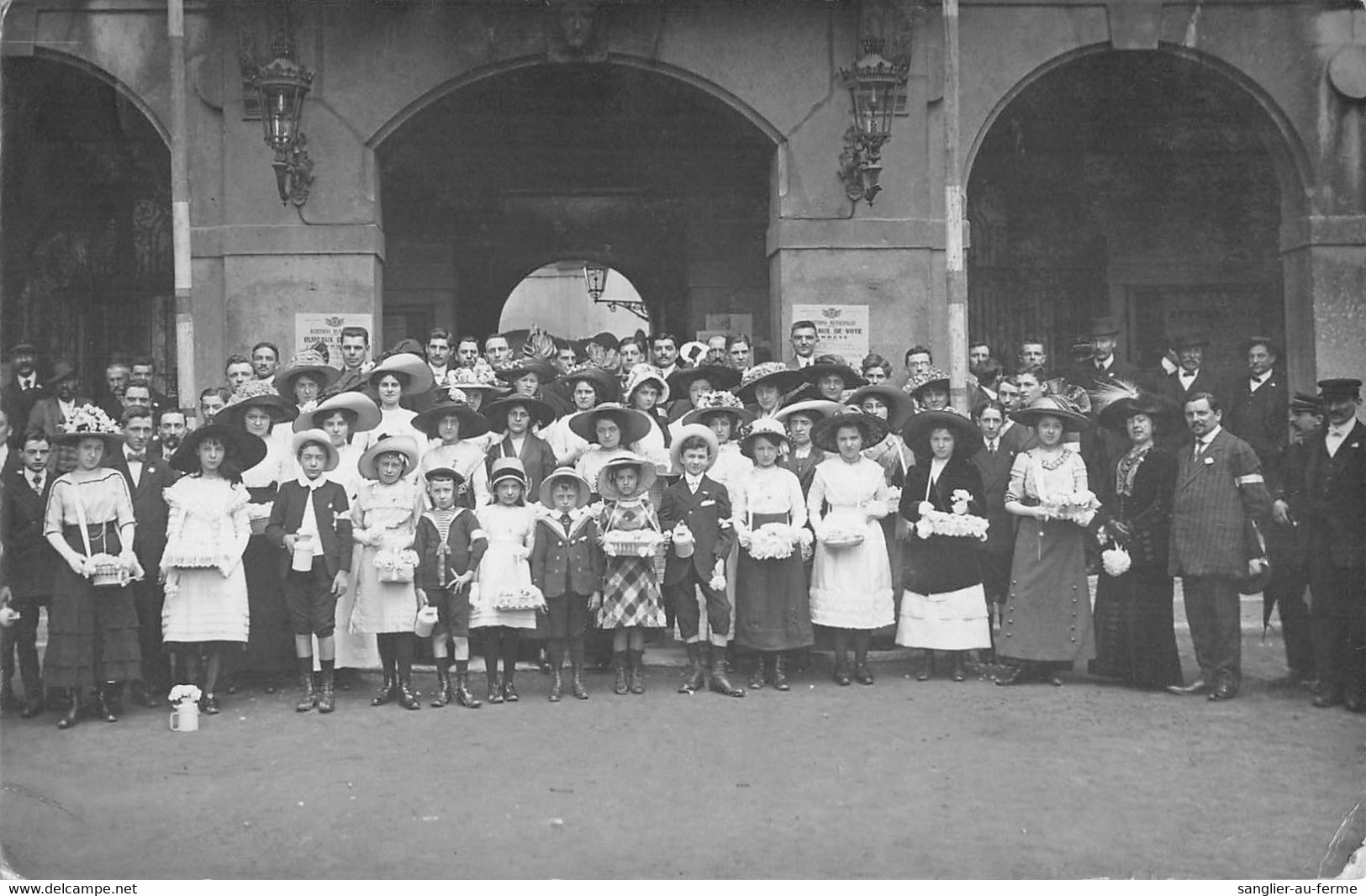 CPA 38 VIENNE CARTE PHOTO VENDEUSES ET VENDEUR DE LA PETITE FLEUR BLEUE A LA FETE DES NOCES D'OR PHILAMORNIE VIENNE 1918 - Vienne