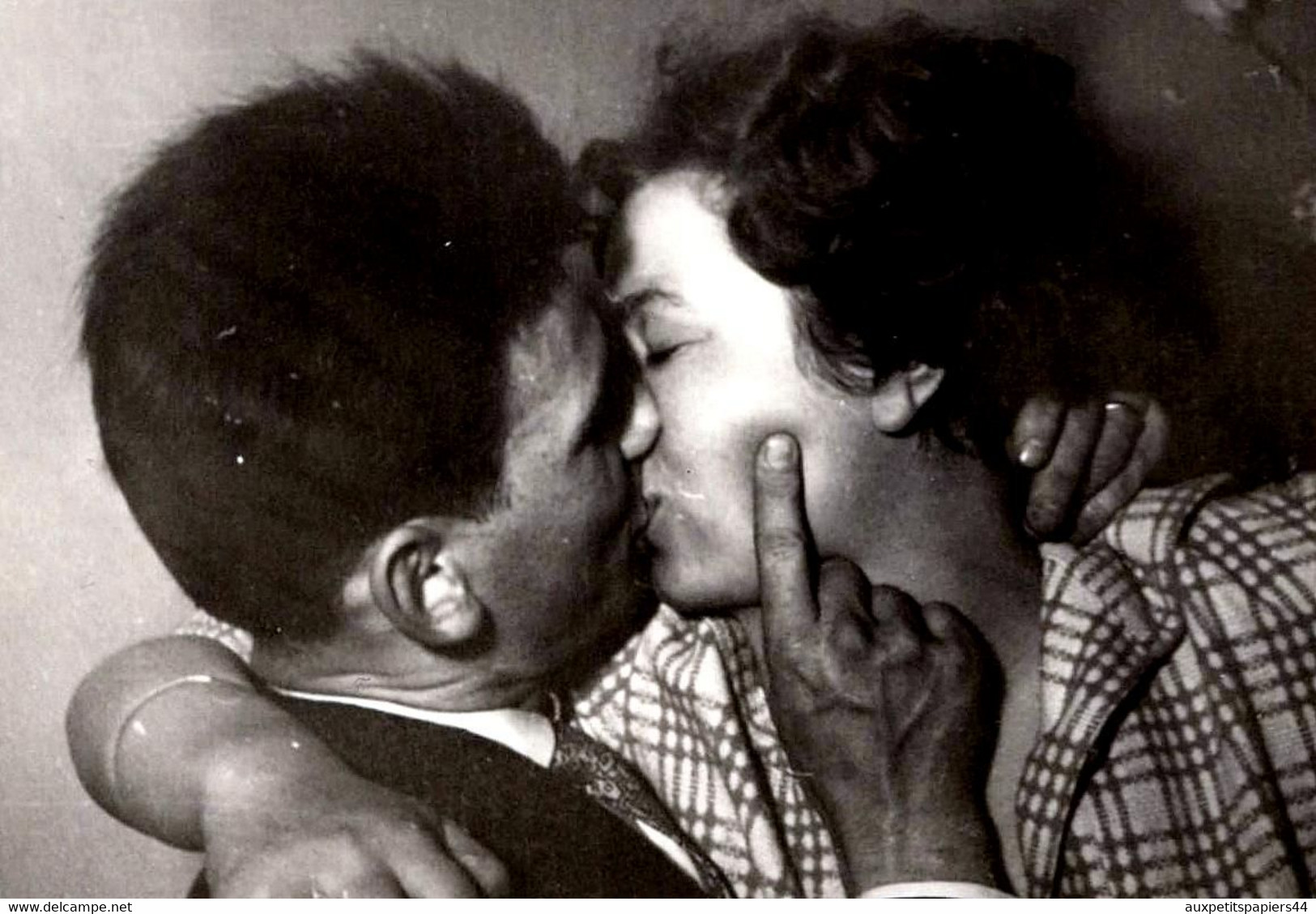 Photo Originale Couple Amoureux Pour Baiser Langoureux Vers 1950/60. Amour Fou ! - Personnes Anonymes