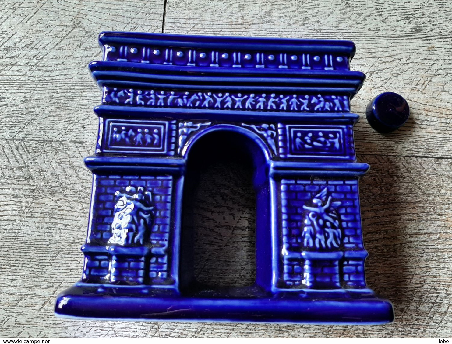 Flacon Bouteille Ancienne Bleue Arc De Triomphe Paris Alcool Faïence TBE - Alcools