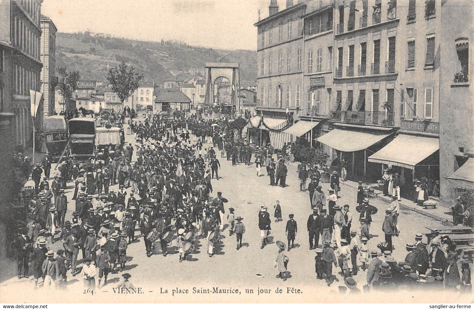 CPA 38 VIENNE LA PLACE SAINT MAURICE UN JOUR DE FETE - Altri & Non Classificati