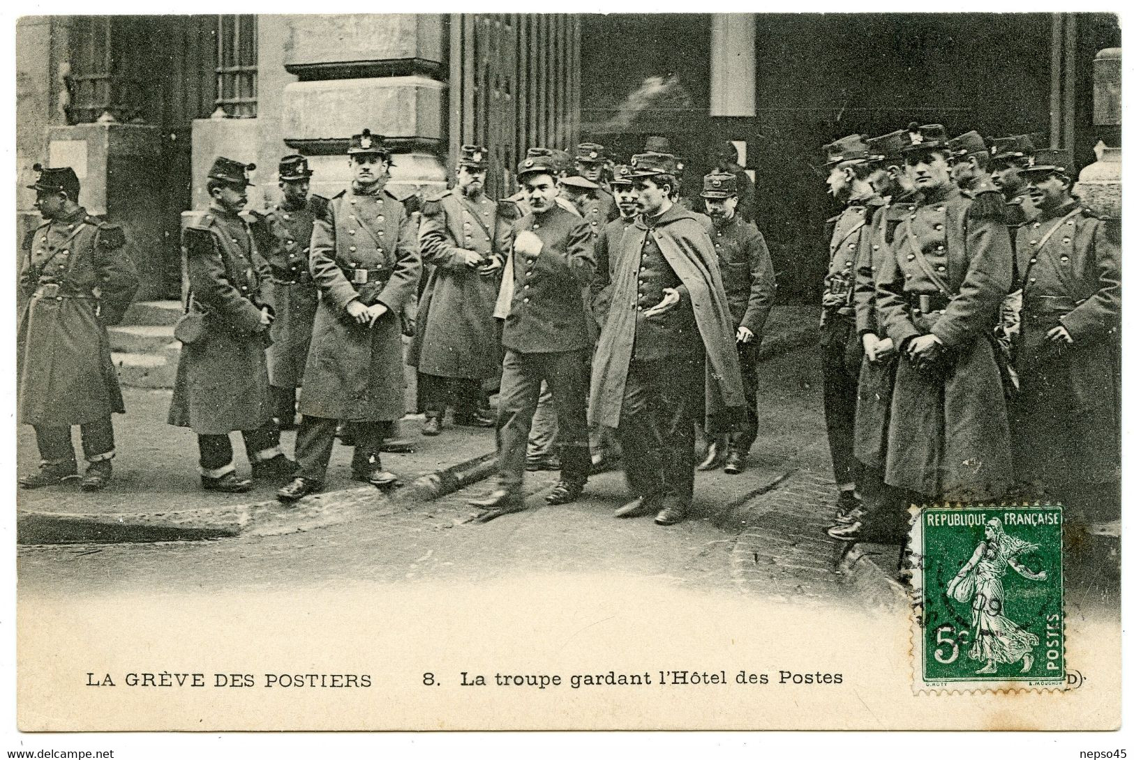 1909.politique Du Travail.la Grève Des Postiers.la Troupe Gardant L'Hôtel Des Postes. - Streiks