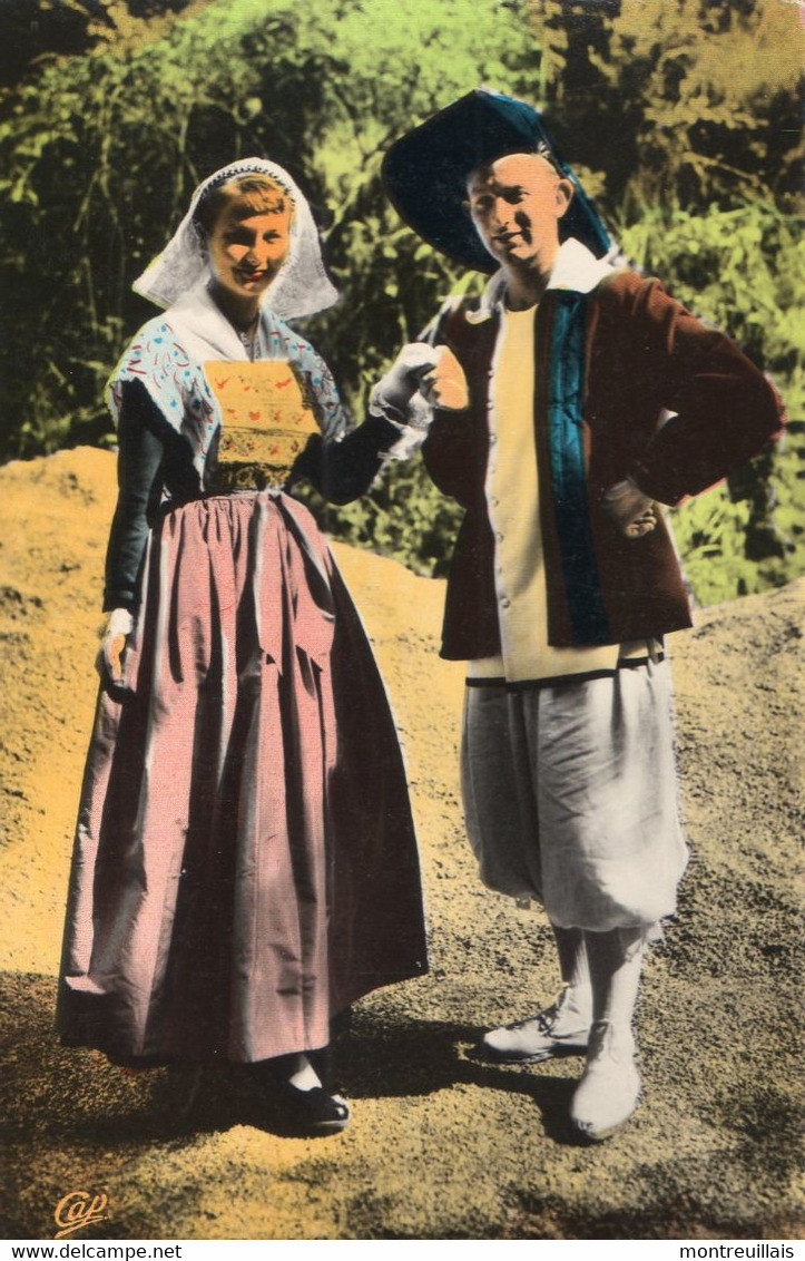 CPA, Paludiers De BATZ-SUR-MER, En Costume De Fete, écrite, Sans Timbre - Batz-sur-Mer (Bourg De B.)