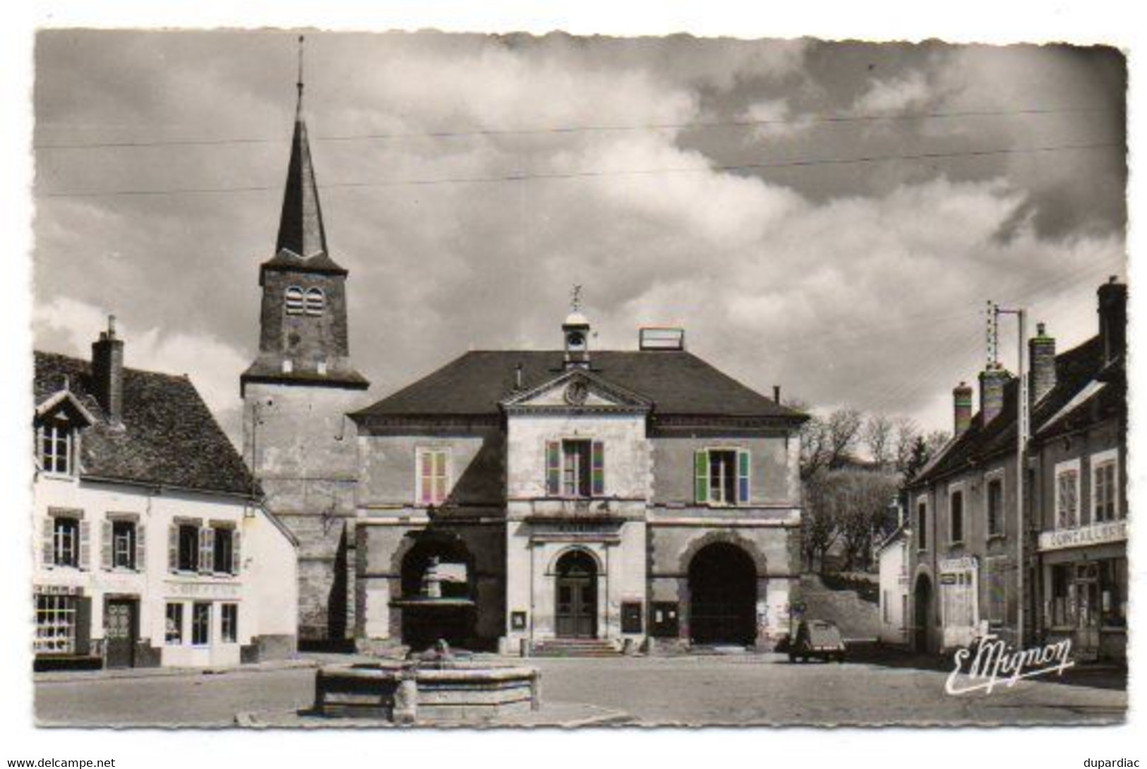 89 - Yonne / CERISIERS -- Place De La Mairie. - Cerisiers