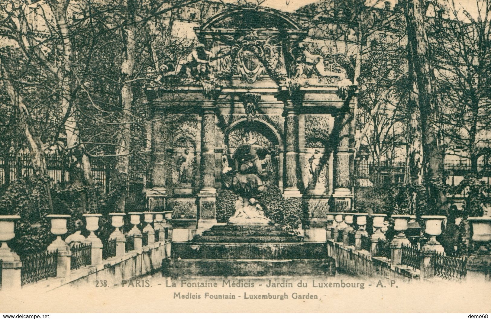 Paris CPA 75 Jardin Du Luxembourg Fontaine Médicis  Bois De Boulogne  Château De Bagatelle Lot De 2 Cartes - Parcs, Jardins