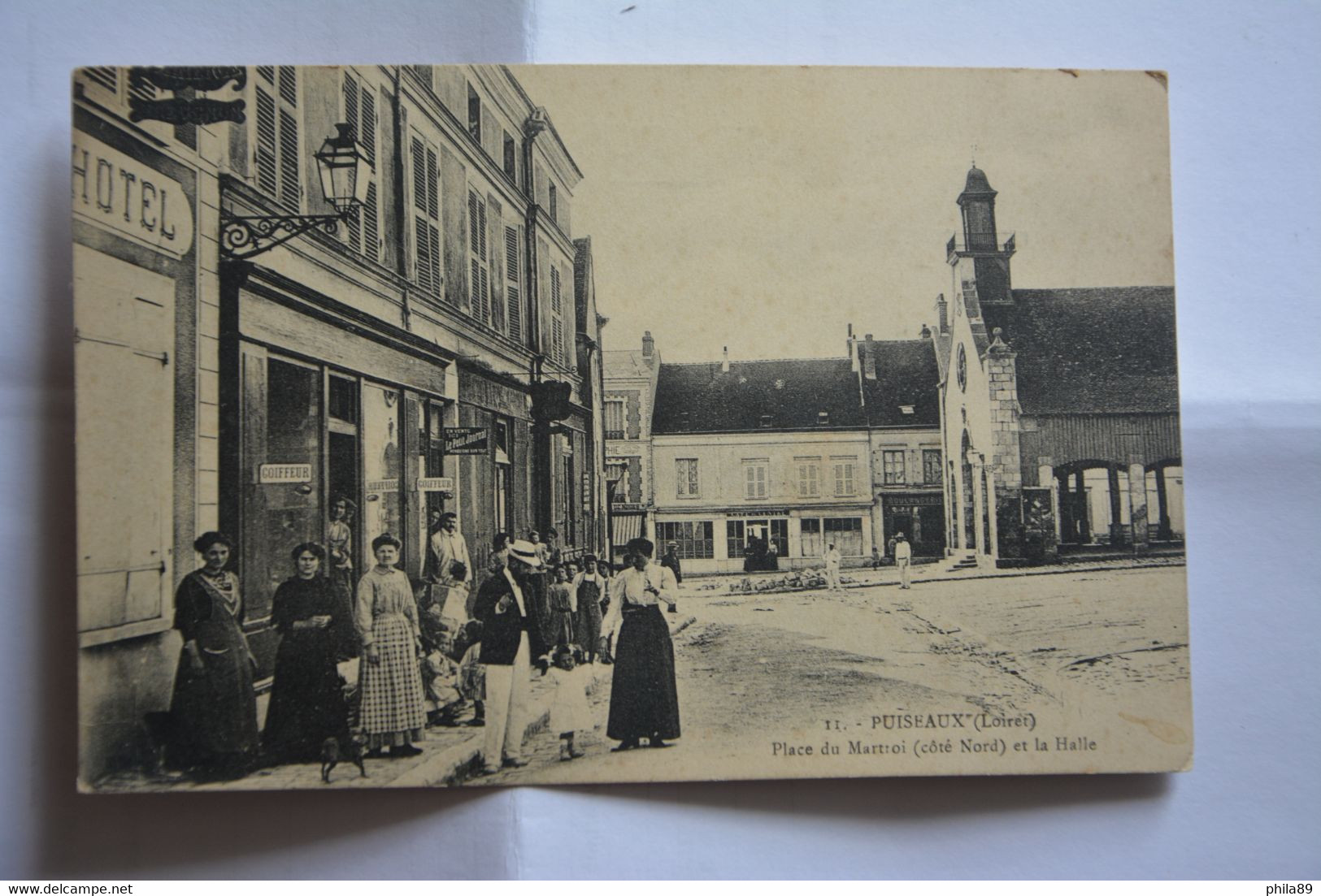 PUISEAUX-place Du Martroi Et La Halle-tres Animee - Puiseaux