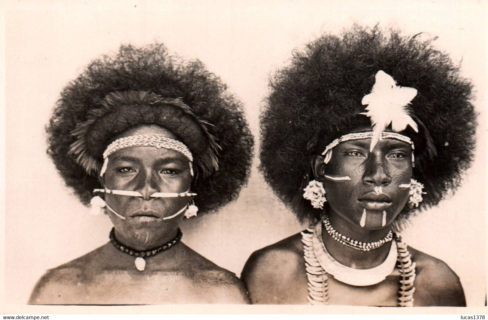 MAGNIFIQUE CARTE PHOTO / PAPOUASIE NOUVELLE GUINEE / PORT MORESBY / 2 GUERRIERS PAPOU / 1938 - Papouasie-Nouvelle-Guinée