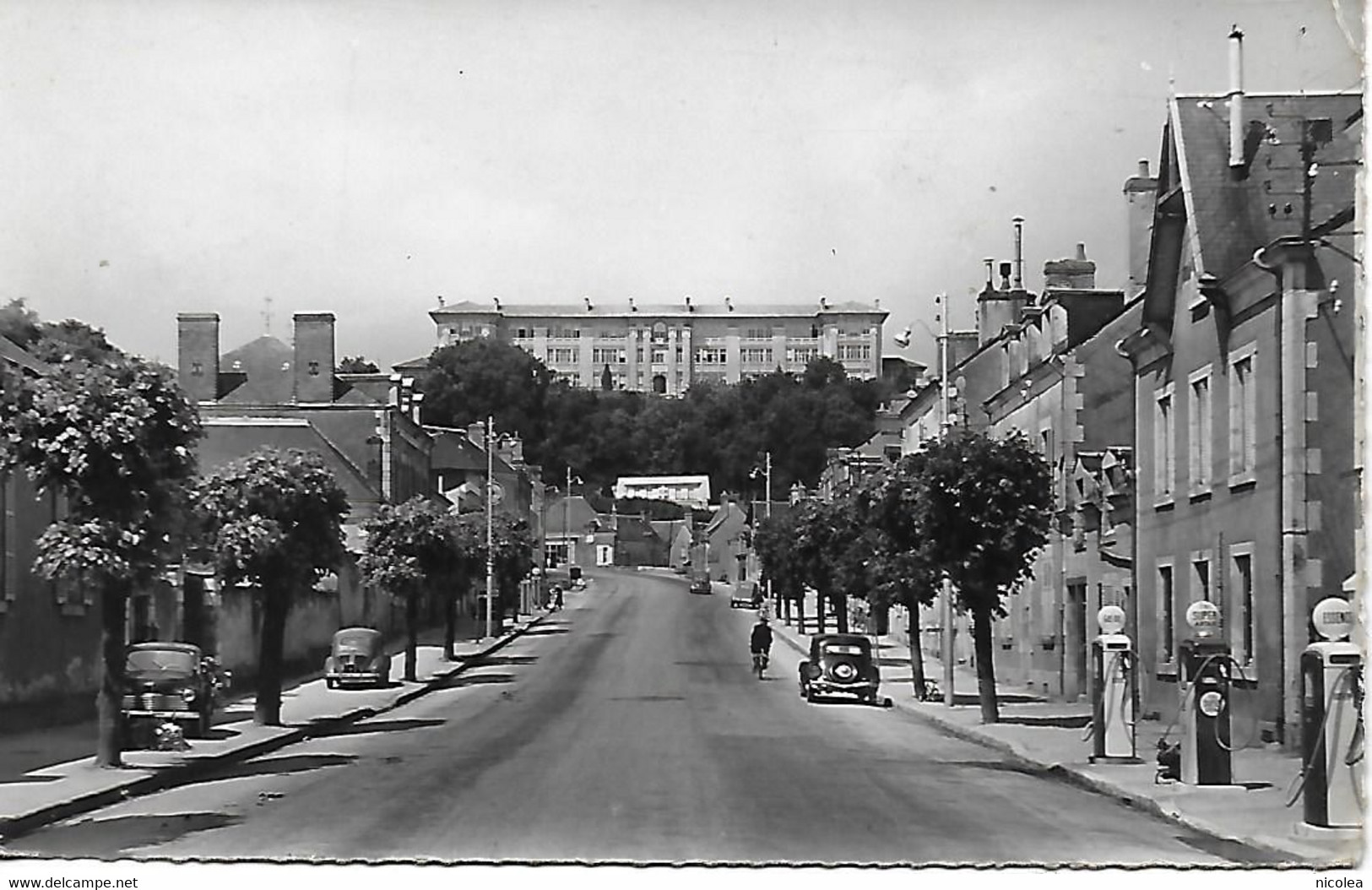 36 - INDRE - ARGENTON SUR CREUSE - AVENUE ROLLINAT - VOITURES ANNEES 50/60 GARAGE POMPES A ESSENCE ANTAR - Andere & Zonder Classificatie