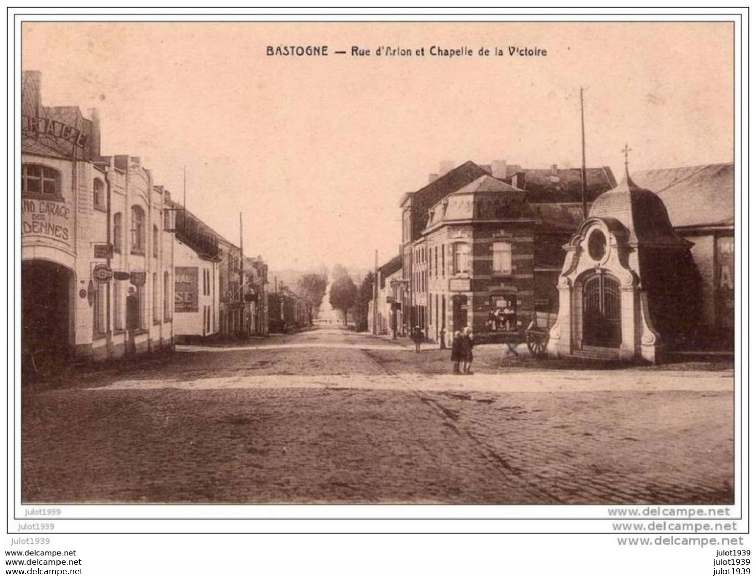 BASTOGNE ..-- Rue D' ARLON Et Chapelle De La Victoire . 1920 Vers OFFAGNE ( Melle Marie - Thérèse ANSAY ) . Voir Verso . - Bastogne