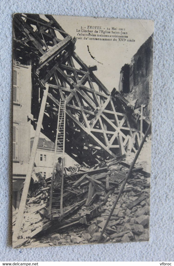 Cpa 1911, Troyes, Le Clocher De L'église Saint Jean S'abat Sur Les Maisons Avoisinantes, Aube 10 - Troyes