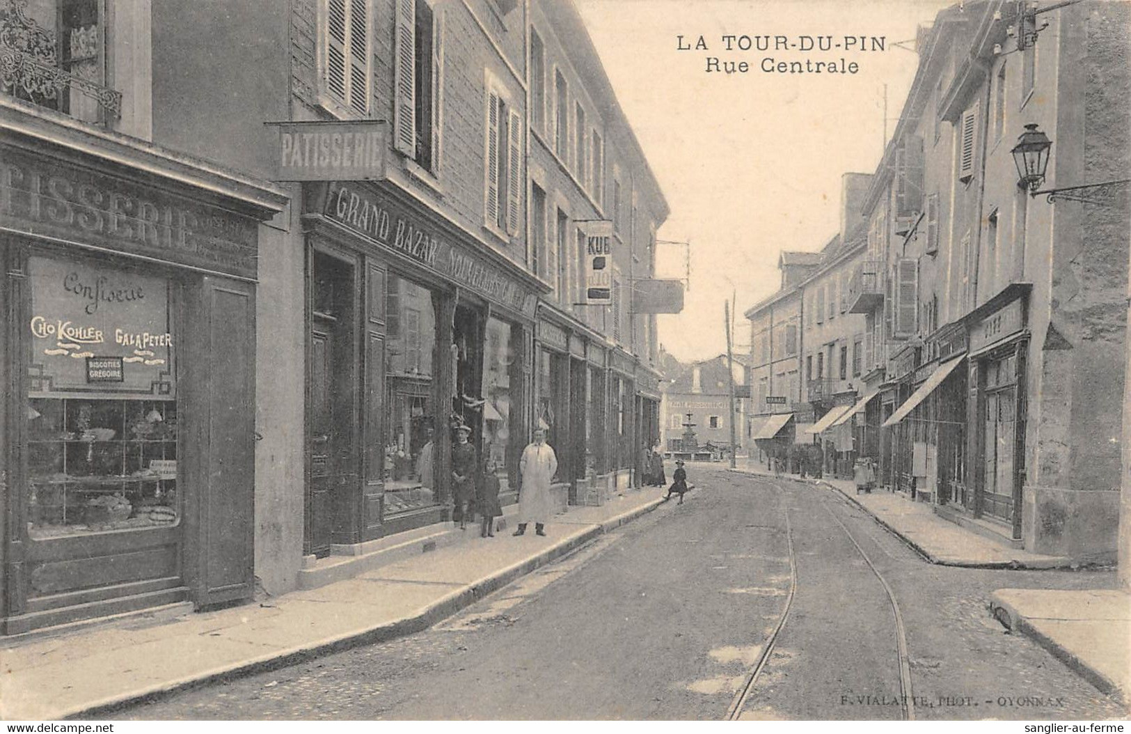 CPA 38 LA TOUR DU PIN RUE CENTRALE - Other & Unclassified