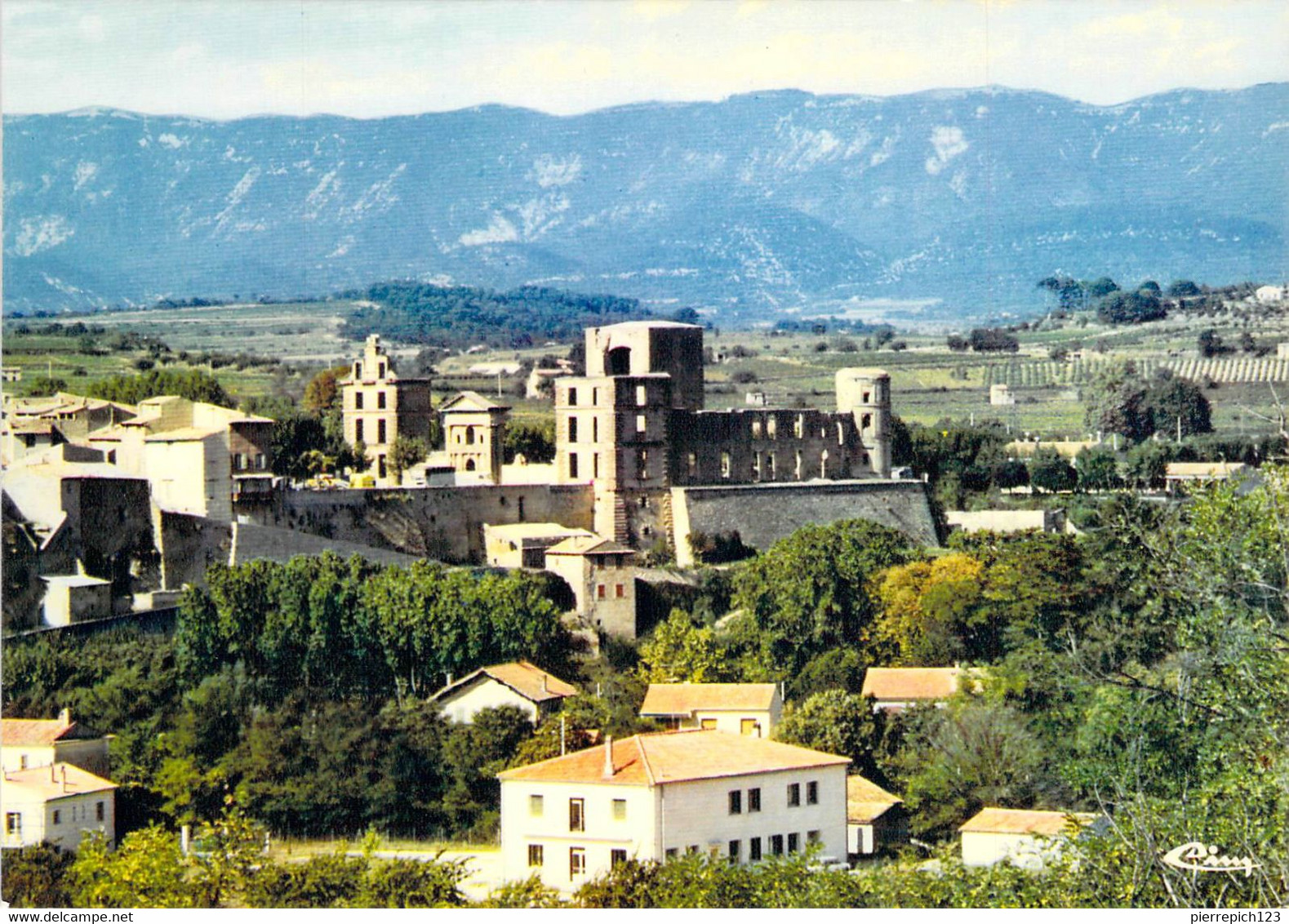 84 - La Tour D'Aigues - Vue Générale - Le Château - La Maison Familiale - Au Fond, Le Massif Du Lubéron - La Tour D'Aigues