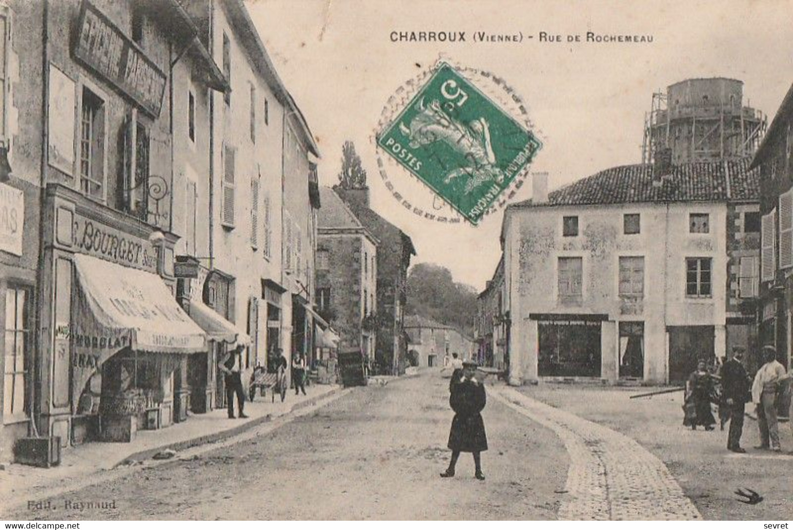 CHARROUX. - Rue De Rochemeau. Carte Pas Courante - Charroux