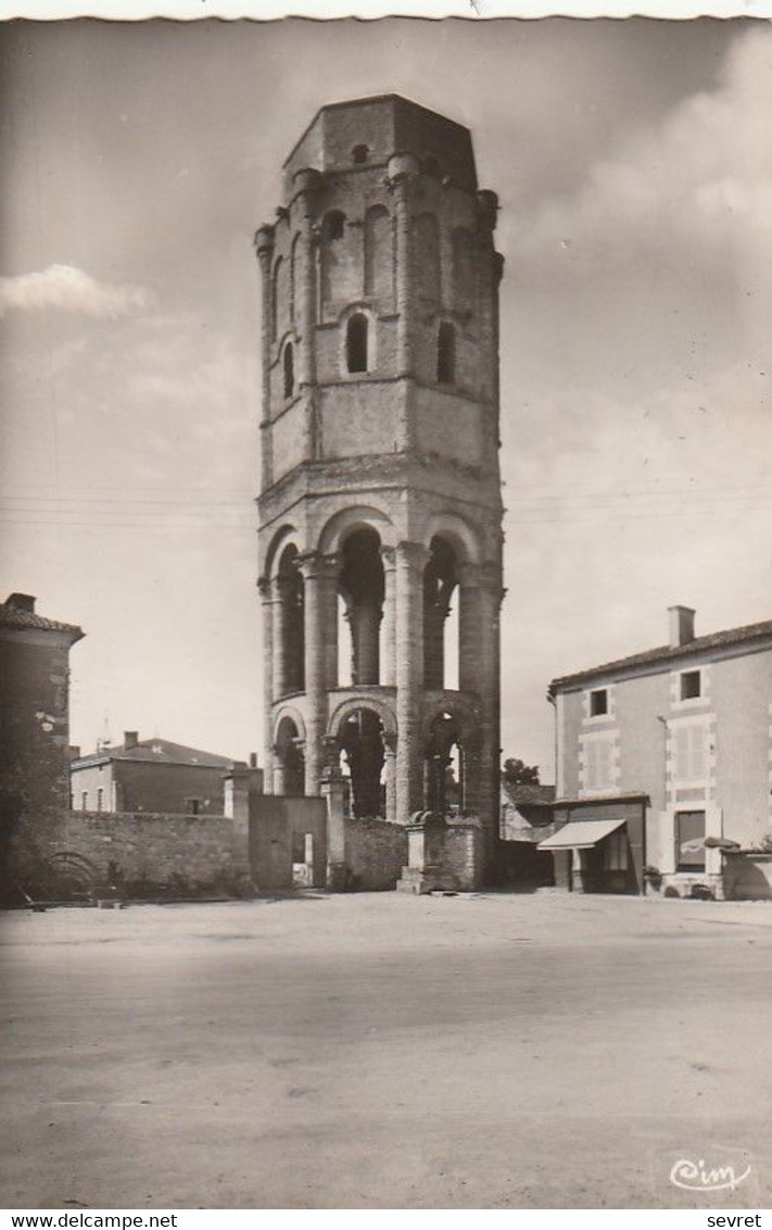 CHARROUX. - La Tour Dite De Charlemagne De L'Ancienne Eglise Abbatiale. CPSM 9x14 - Charroux