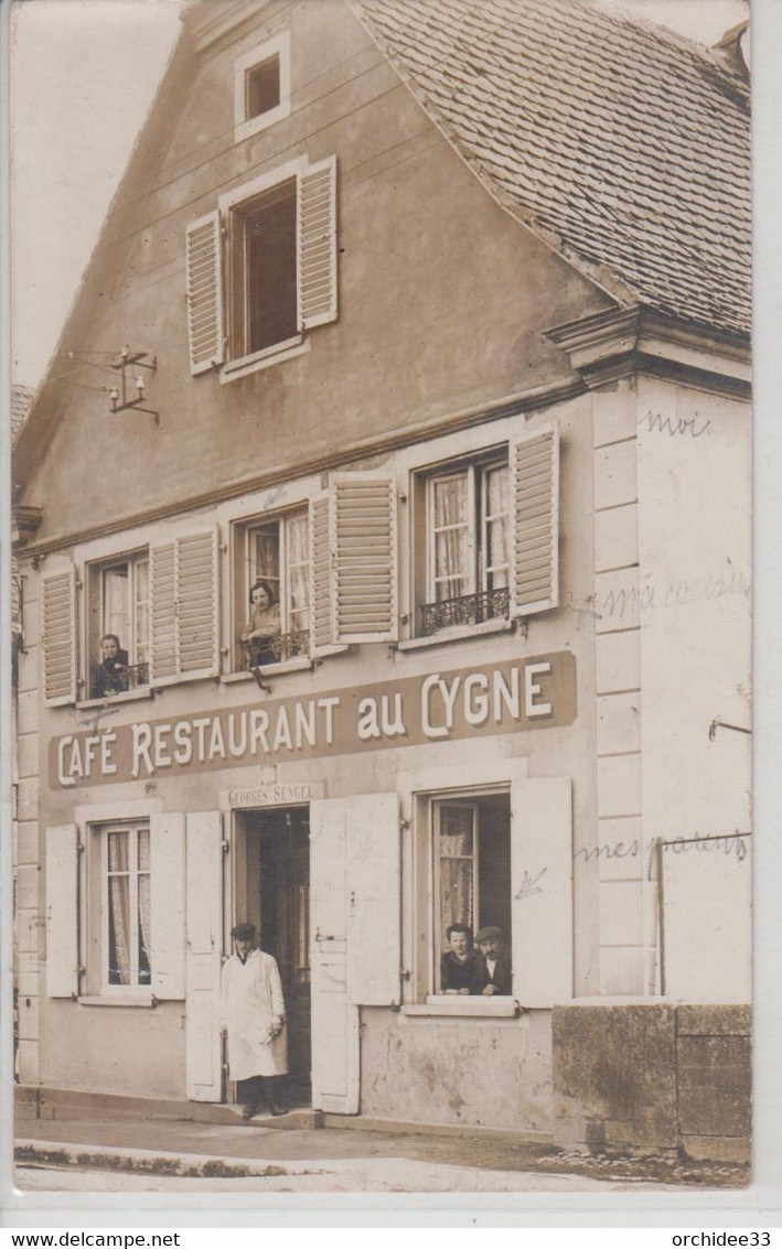 CPA Photo Brumath (localisation Certaine) - Café Restaurant "Au Cygne" - Propriétaire G. Sengel (en Photo à La Fenêtre) - Brumath