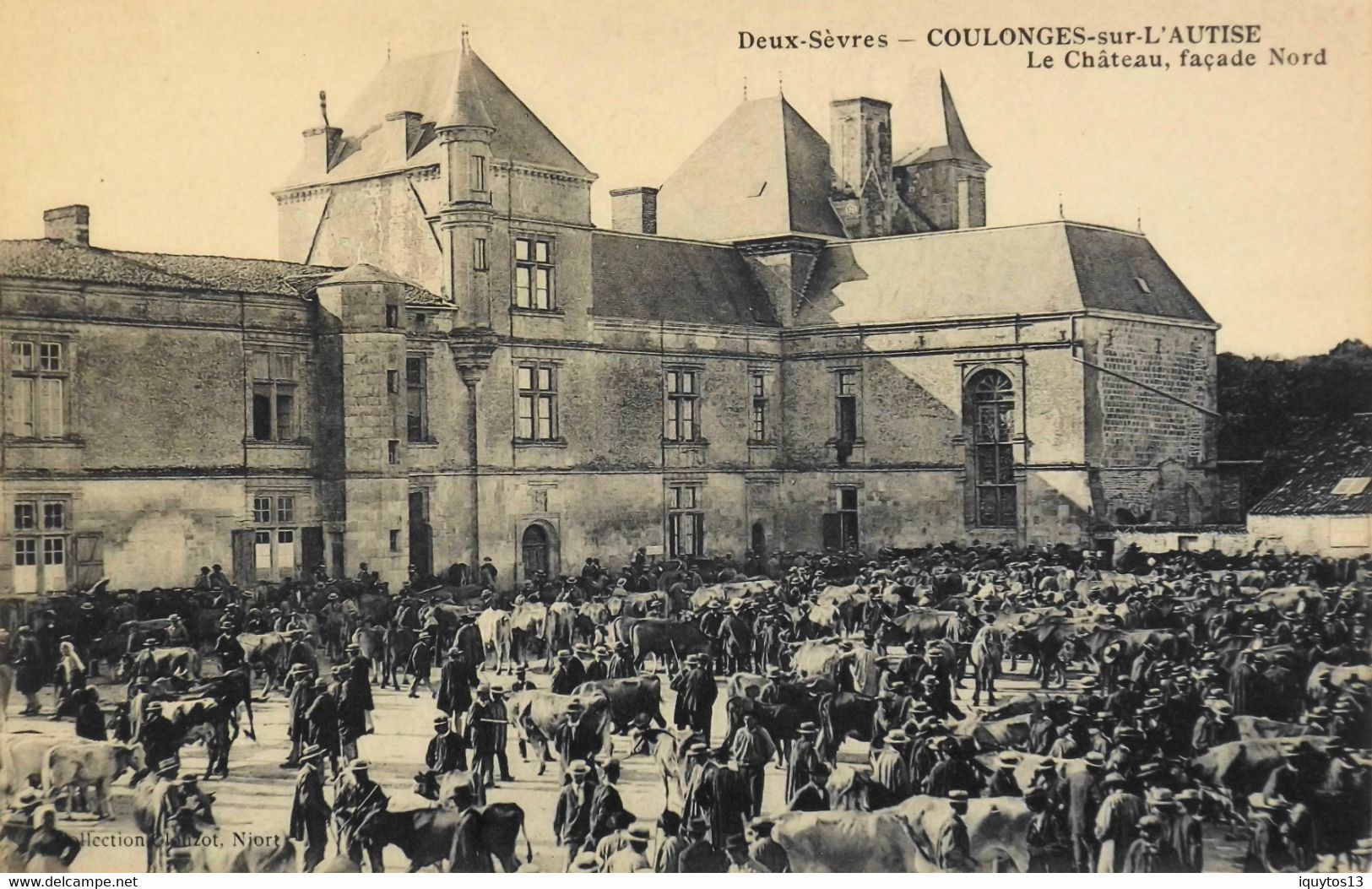 CPA. [79] Deux-Sèvres > COULONGES-sur-L'AUTISE > Le Château - Le Champ De Foire - Marché Aux Bestiaux - TBE - Coulonges-sur-l'Autize