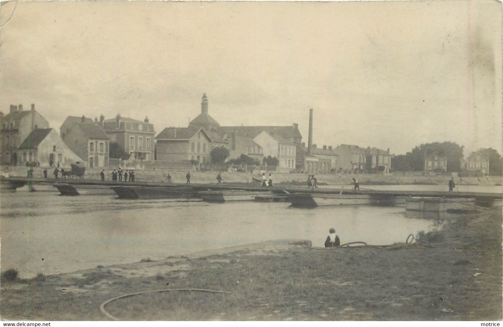 CARTE PHOTO - à Localiser, Bords D'un Fleuve, Pont De Bateaux. - Remorqueurs