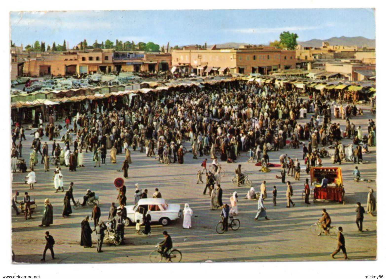 Maroc --MARRAKECH --1975 -- Place JAMAA LAFMA (très Animée , Voiture) ....beaux  Timbres.......cachet..........à Saisir - Marrakesh