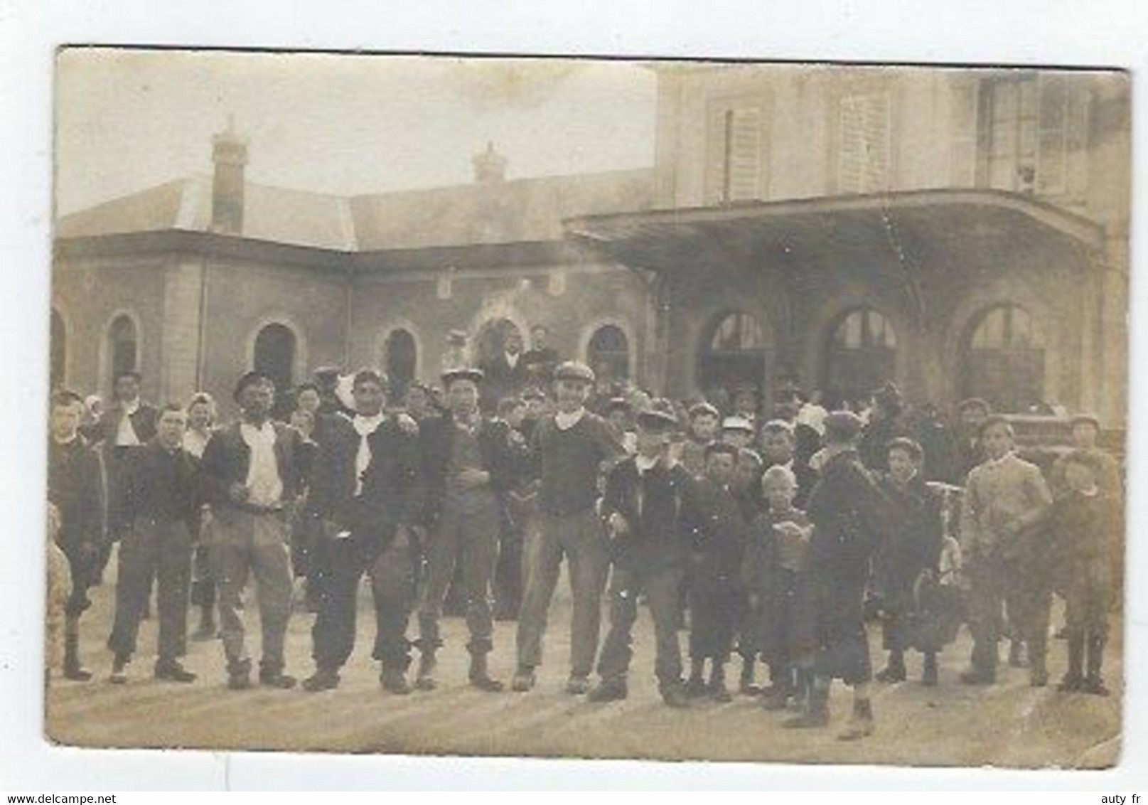 Carte-Photo De La Gare De Sainte Menehould Très Animée - Sainte-Menehould