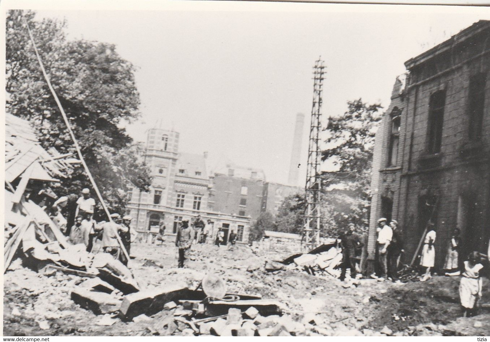 Photo D'après Peliculle.  Bombardements ,Hôtel De Ville Dans Le Parc De Marchienne-au-Pont.1940-1944 - Altri & Non Classificati