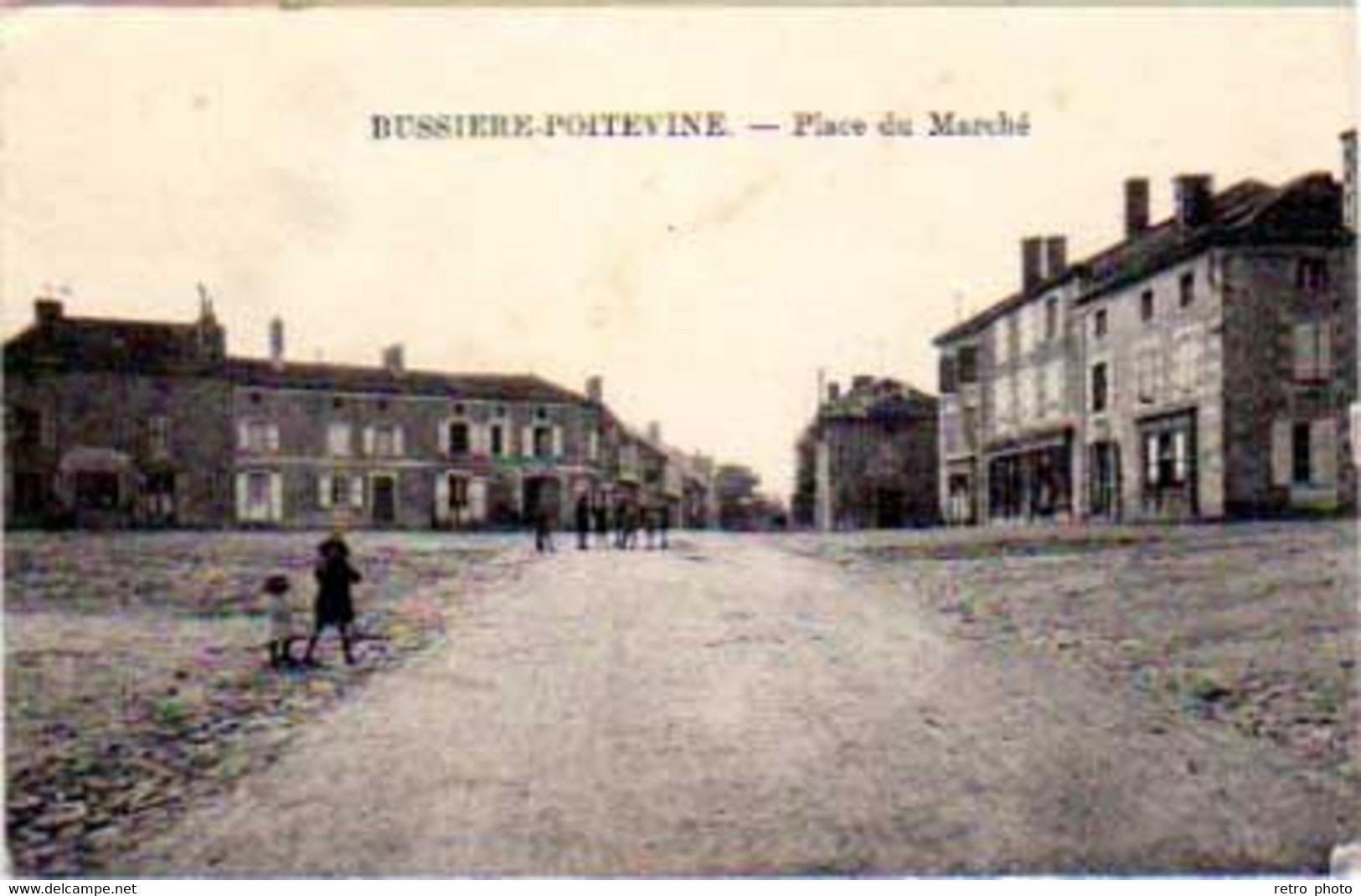 Cpa Bussière Poitevine - Place Du Marché  (S.10279) - Bussiere Poitevine