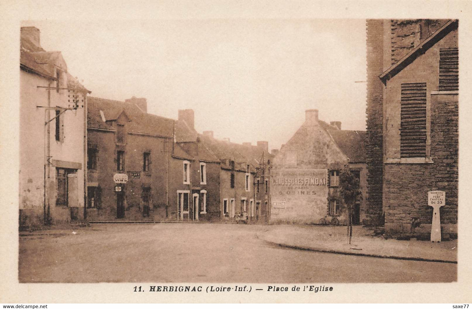 HERBIGNAC - Place De L'Eglise - Café - Borne Direction Pont-Chateau - Herbignac